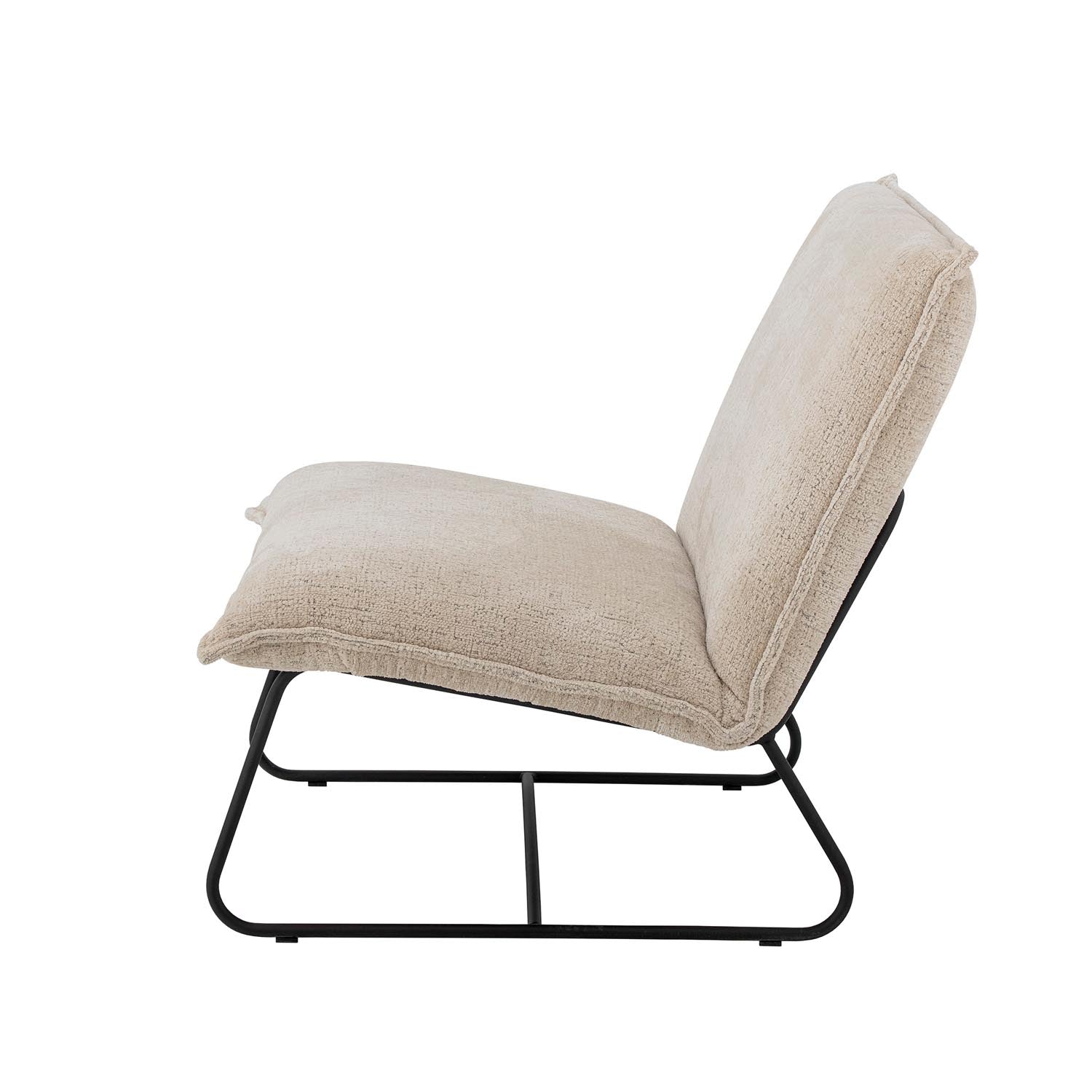Eleganter Loungesessel Cape von Bloomingville, gefertigt aus recyceltem Polyester in Natur, ideal für zeitgemäße Wohnräume.