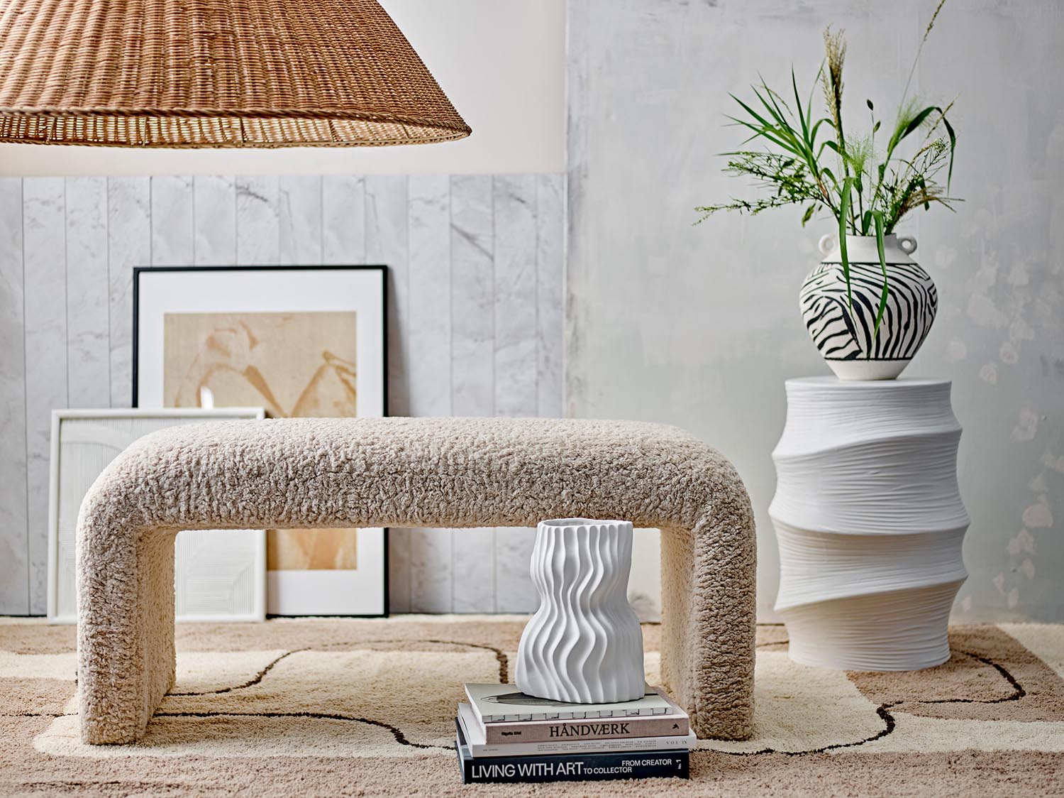 Die Camine Hängeleuchte aus natürlichem Rattan von Bloomingville verleiht jedem Raum eine warme und einladende Atmosphäre.