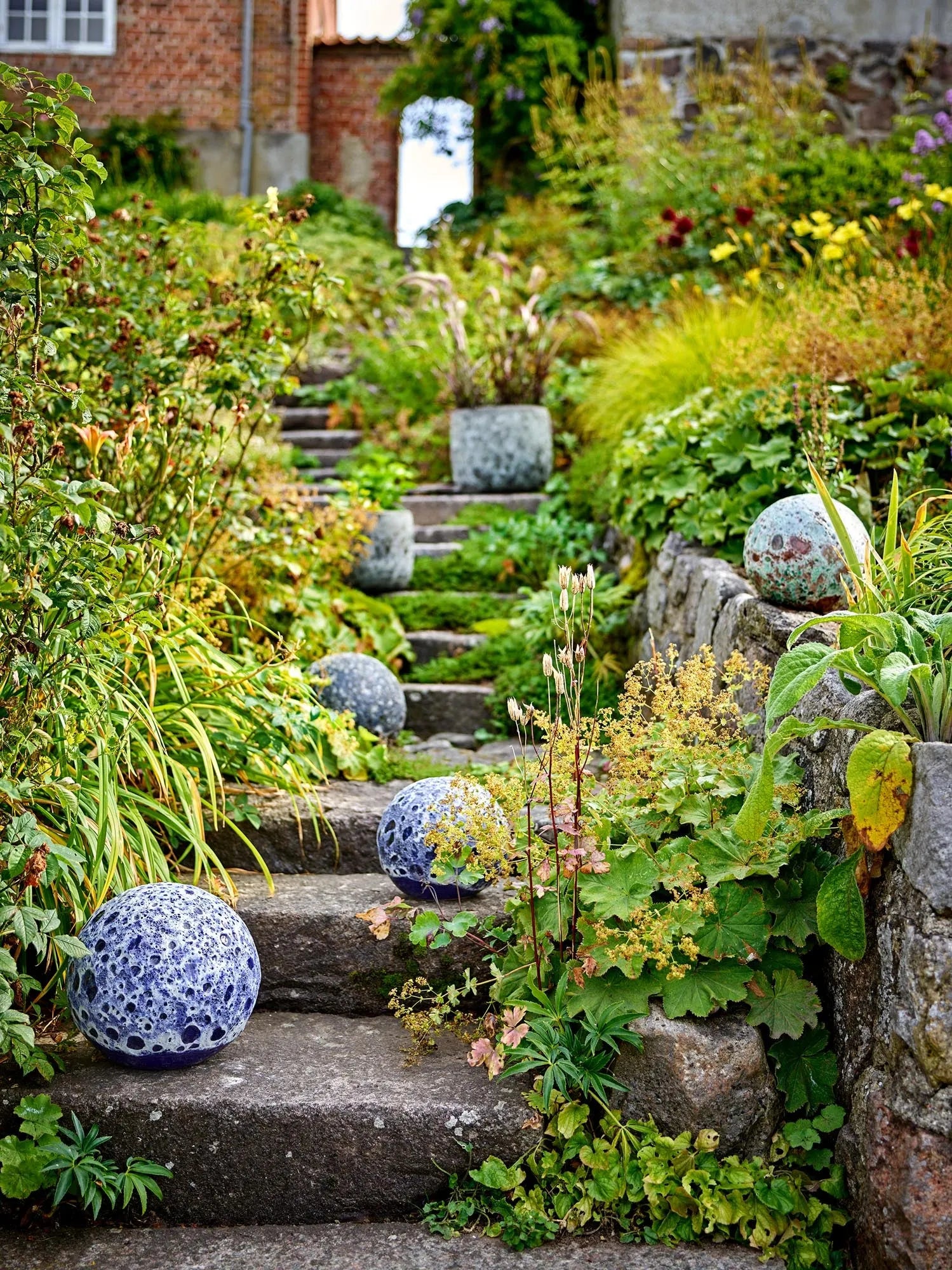 Dekorative Terrakotta-Kugel in Grün, frostbeständig, ideal für Garten und Terrasse, langlebig und pflegeleicht.