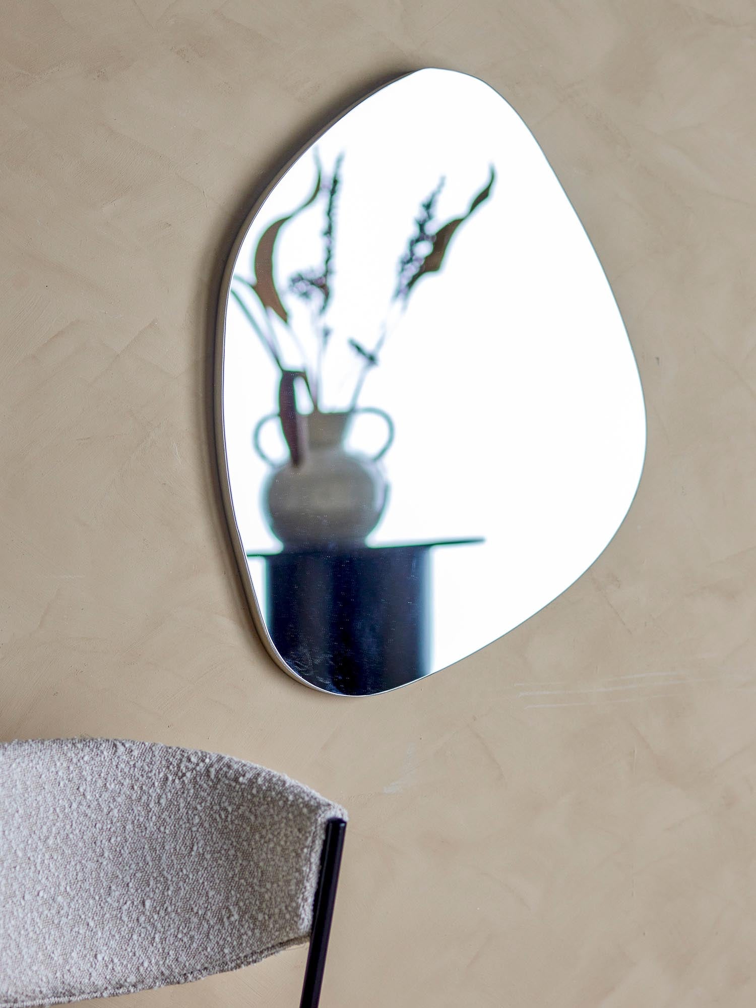 Moderner Wandspiegel Aimie von Bloomingville mit silbernem Rahmen und Glas, perfekt für stilvolle und zeitgemäße Wohnräume.