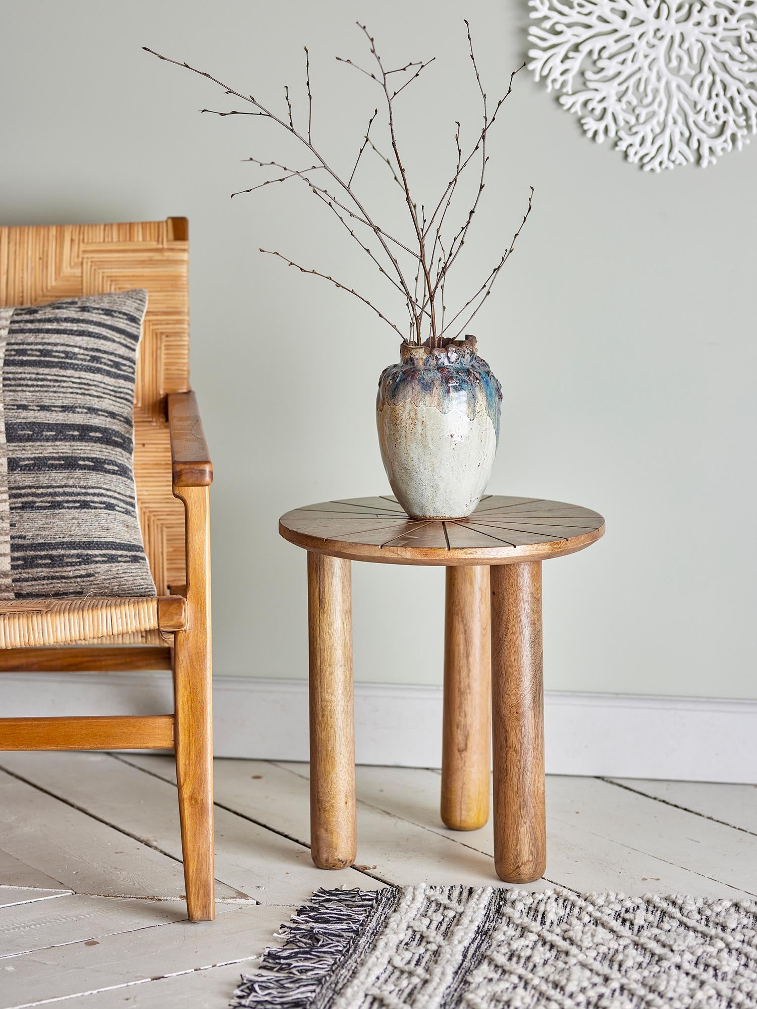 Stilvoller Couchtisch aus Mangoholz in natürlichem Design, ideal für ein modernes und gemütliches Wohnzimmer.