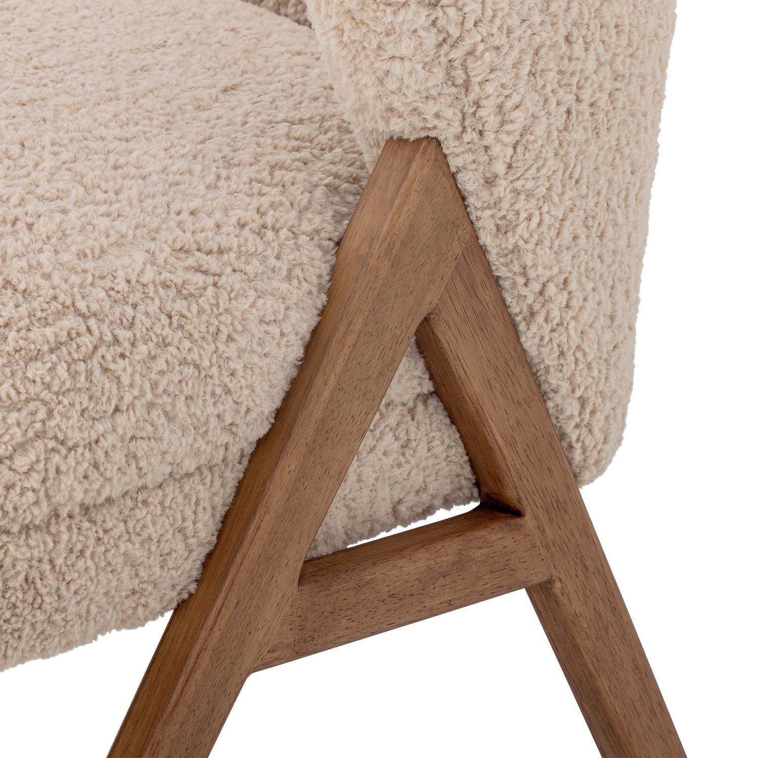 Stilvoller Camino Loungesessel aus natürlichem Gummibaumholz von Bloomingville, perfekt für gemütliche und moderne Wohnbereiche.