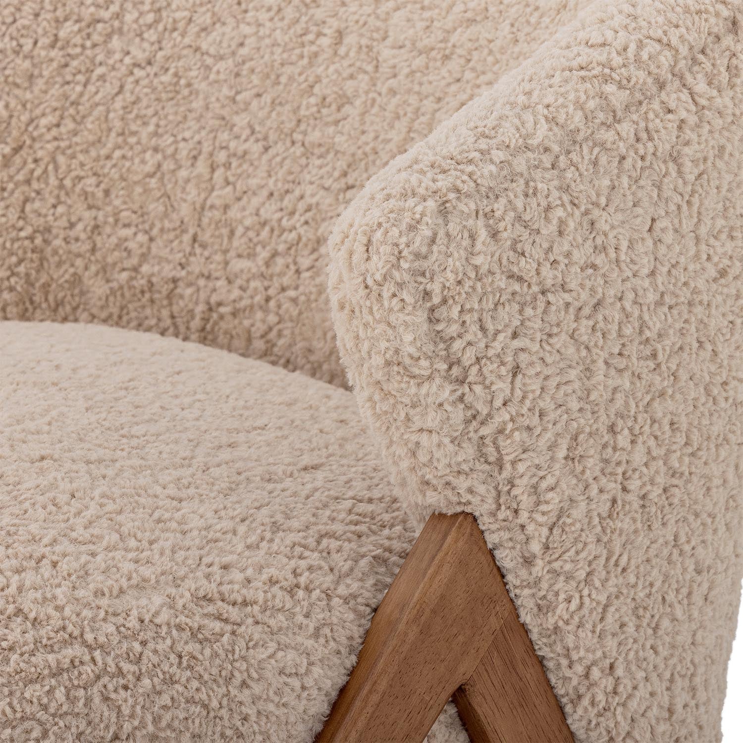 Eleganter Camino Loungesessel aus Gummibaumholz von Bloomingville, ideal für moderne Wohnräume und gemütliche Entspannung.