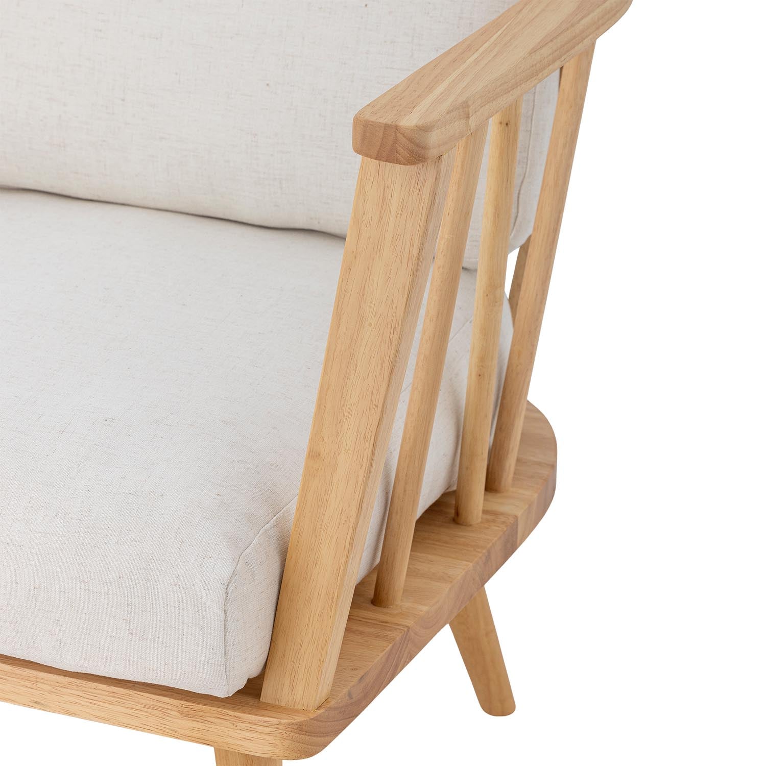 Der Millor Loungesessel aus Gummibaumholz bietet natürlichen Stil und Komfort, perfekt für moderne Wohnräume und gemütliche Momente.