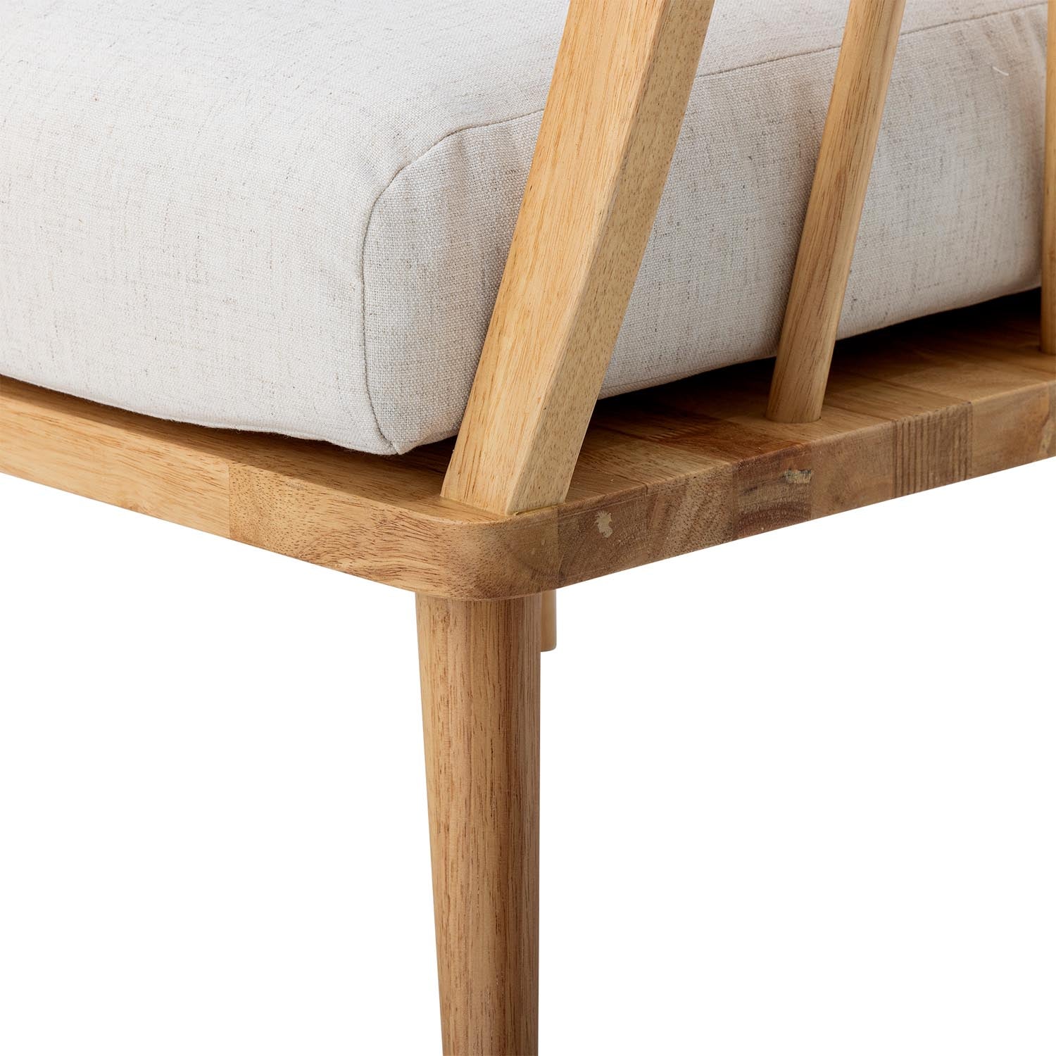 Der Millor Loungesessel aus Gummibaumholz vereint natürlichen Charme mit Komfort, ideal für stilvolle und gemütliche Wohnbereiche.