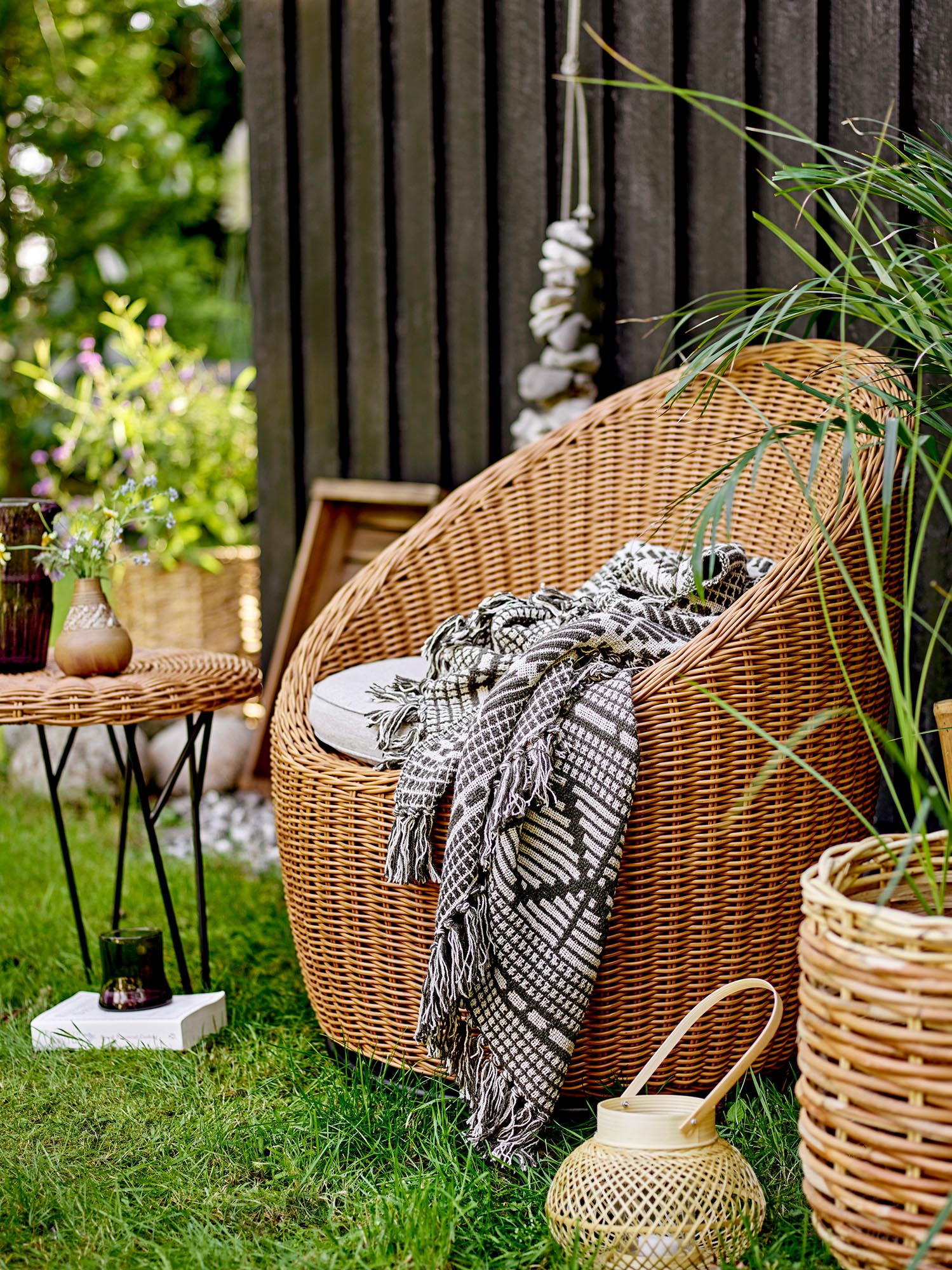 Der Roccas Couchtisch von Bloomingville vereint stilvolles Design mit langlebigem Polyrattan, ideal für drinnen und draussen.
