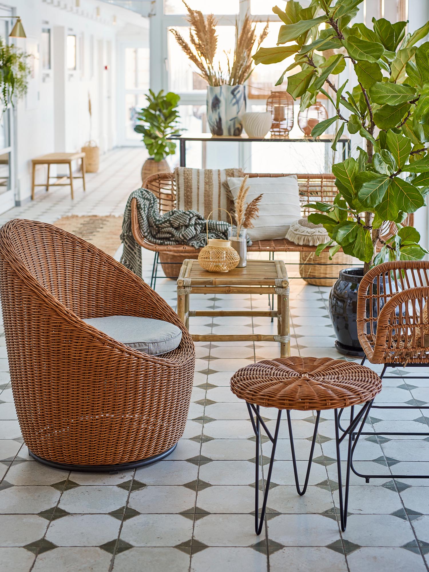Roccas Couchtisch aus braunem Polyrattan von Bloomingville, stilvoll und funktional, ideal für moderne Wohnräume.