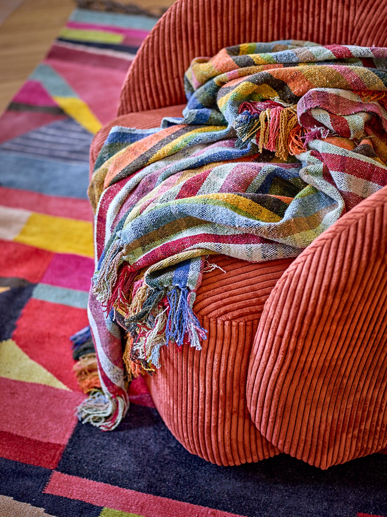 Der Pradi Loungesessel von Bloomingville in Orange kombiniert modernes Design mit einem bequemen Polyesterbezug für stilvolles Wohnen.
