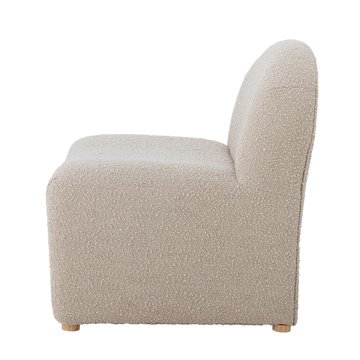 Der Neel Loungesessel von Bloomingville besticht durch sein stilvolles Design, natürlichen Charme und einen Bezug aus hochwertigem Polyester.