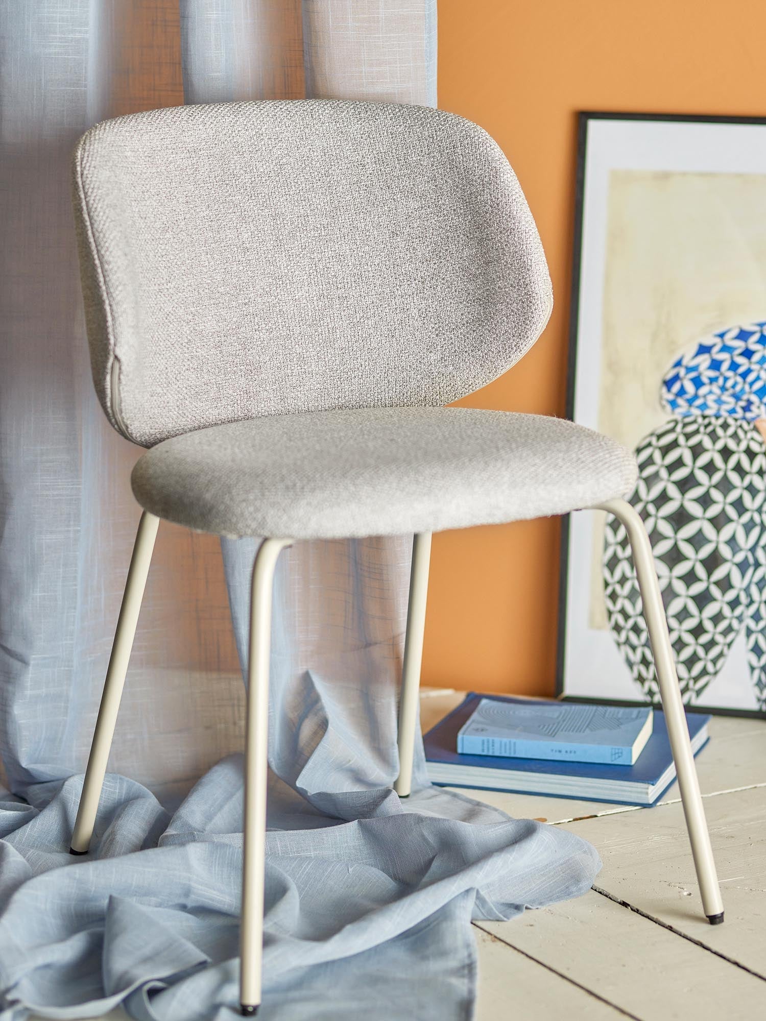 Moderner Esszimmerstuhl von Bloomingville, grau bezogen mit Polyester, skandinavisches Design, bequem gepolstert, stilvoll und elegant.