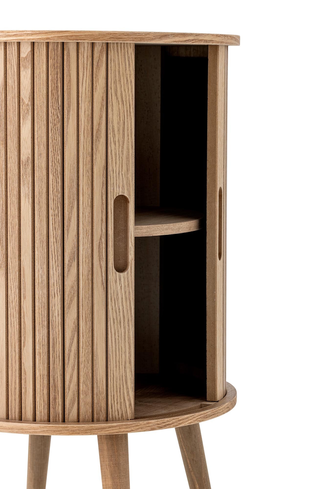 Das Salento Kabinett von Bloomingville aus natürlichem MDF bietet stilvolle Aufbewahrung mit skandinavischem Design.