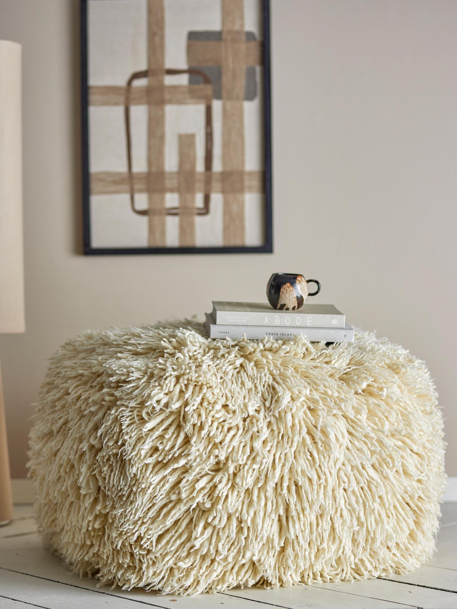 Der Lomba Pouf von Bloomingville aus natürlicher Wolle bietet stilvollen Komfort und fügt sich harmonisch in jedes Interieur ein.