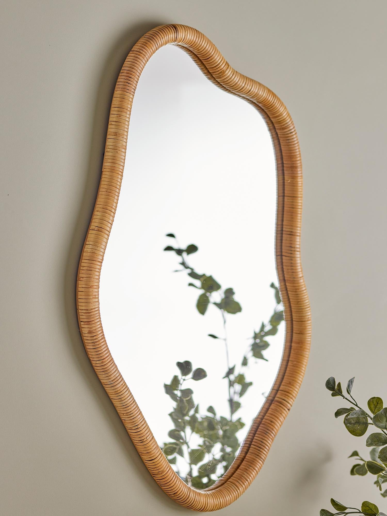 Der Ashlie Wandspiegel von Bloomingville aus natürlichem Rattan verleiht jedem Raum einen warmen, skandinavischen Charme.