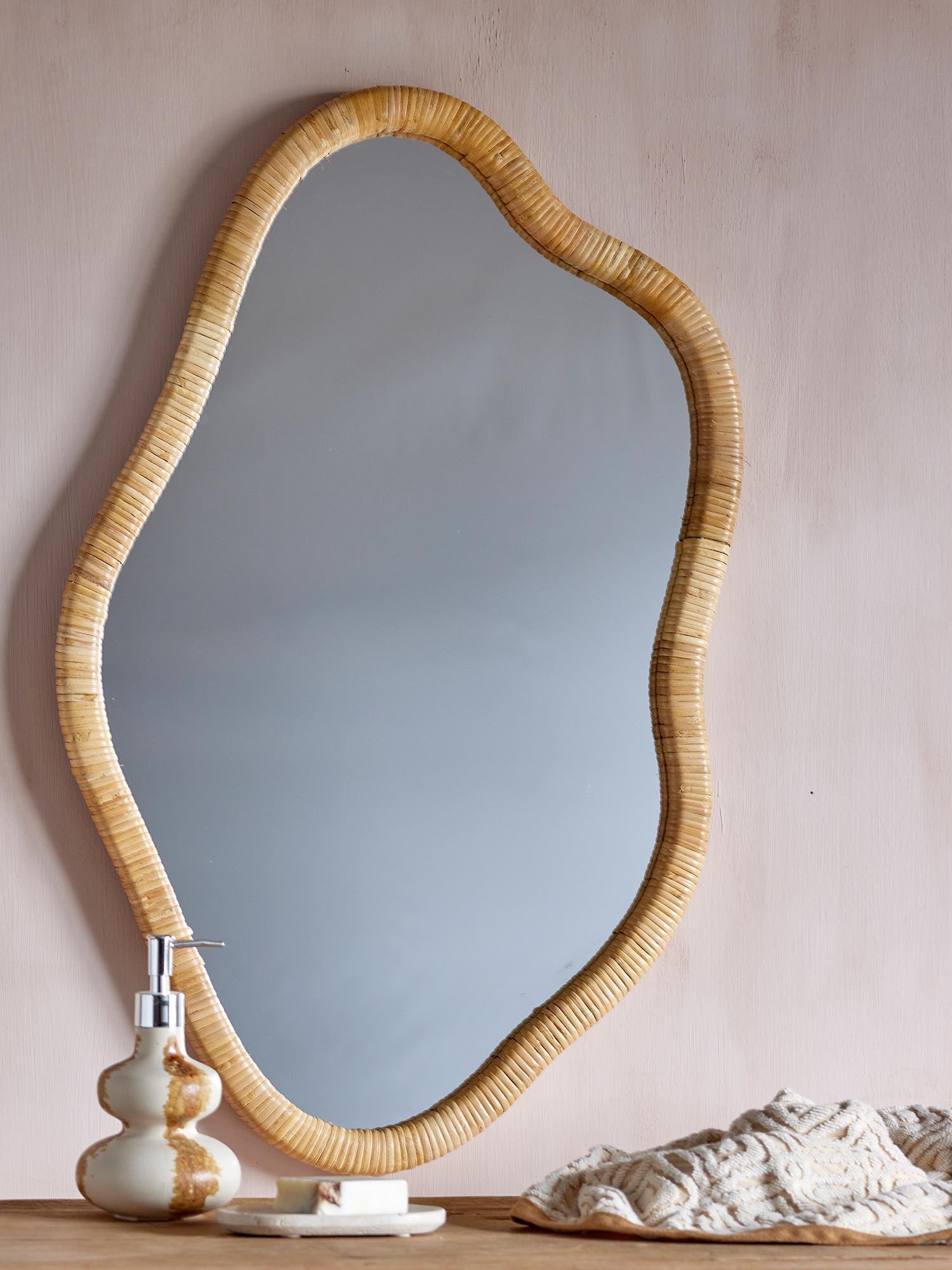 Der Ashlie Wandspiegel aus Rattan von Bloomingville bringt skandinavische Eleganz und natürliche Wärme in Ihr Zuhause.