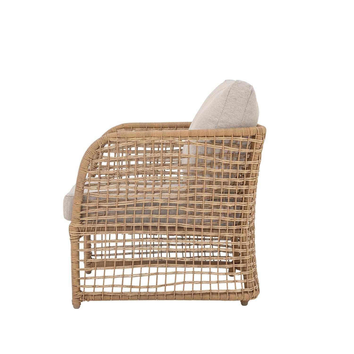 Stilvoller Penzano Loungesessel aus natürlichem Polyrattan von Bloomingville, perfekt für moderne und gemütliche Wohnbereiche.