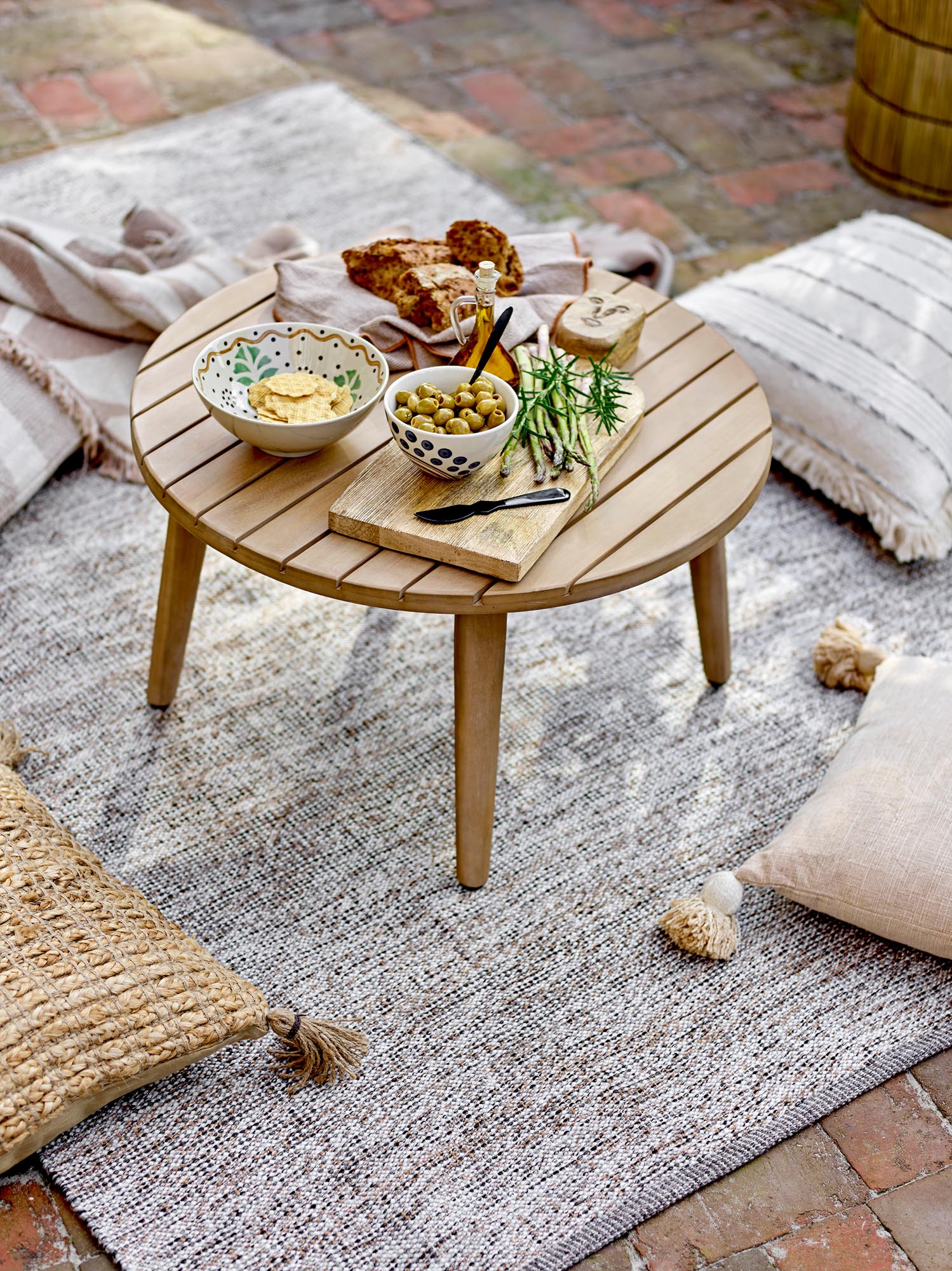 Eleganter Sorrento Couchtisch aus FSC®-zertifiziertem Akazienholz, natürliches Design, ideal für stilvolle Wohnräume.