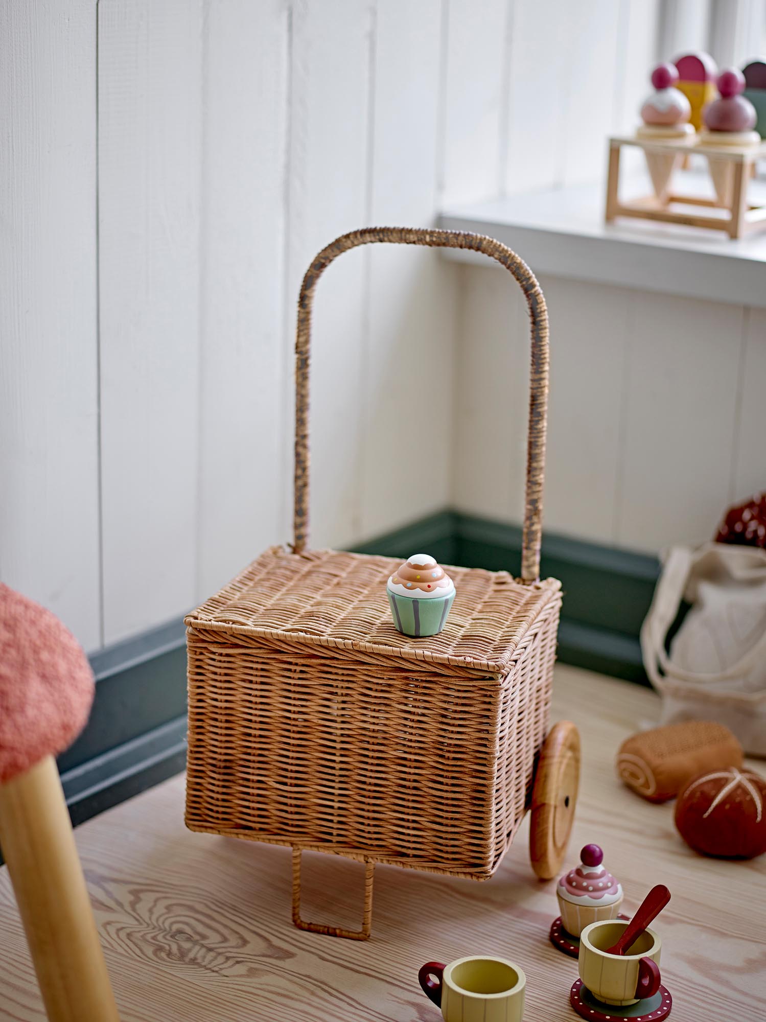Der Penne Trolley aus natürlichem Rattan von Bloomingville Mini ist ein stilvoller und praktischer Begleiter für Kinder.