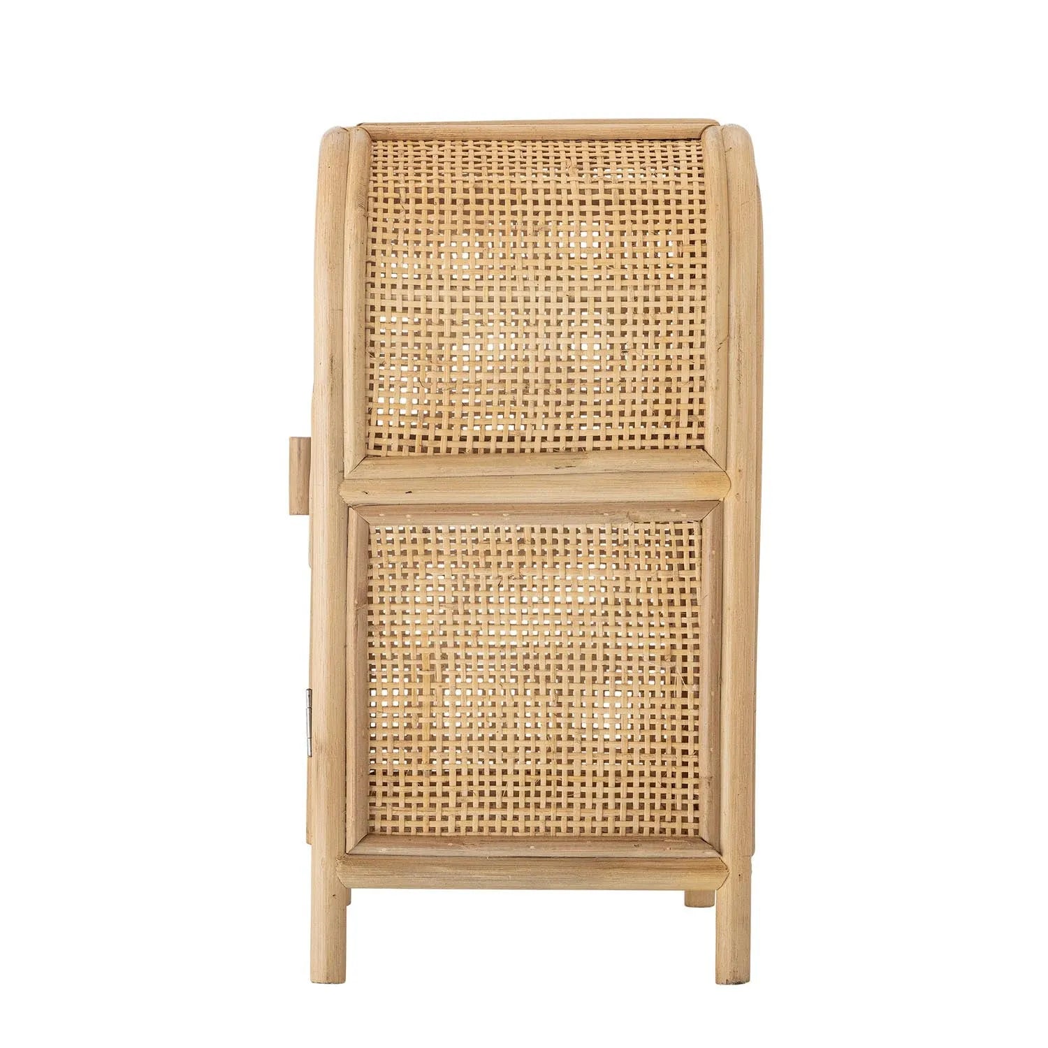 Ein verspieltes Rattan-Kabinett mit blumenförmiger Tür, ideal für Kinderzimmer, bietet stilvolle Aufbewahrung und skandinavischen Charme.