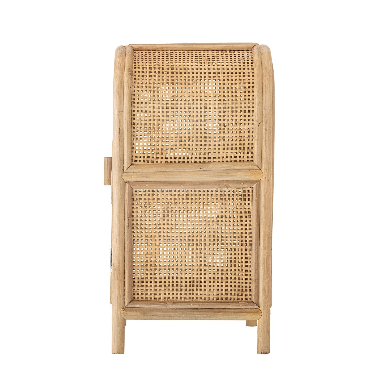 Das Anuke Kabinett von Bloomingville Mini ist ein stilvolles Rattanmöbelstück, ideal für ein gemütliches und natürliches Kinderzimmer.