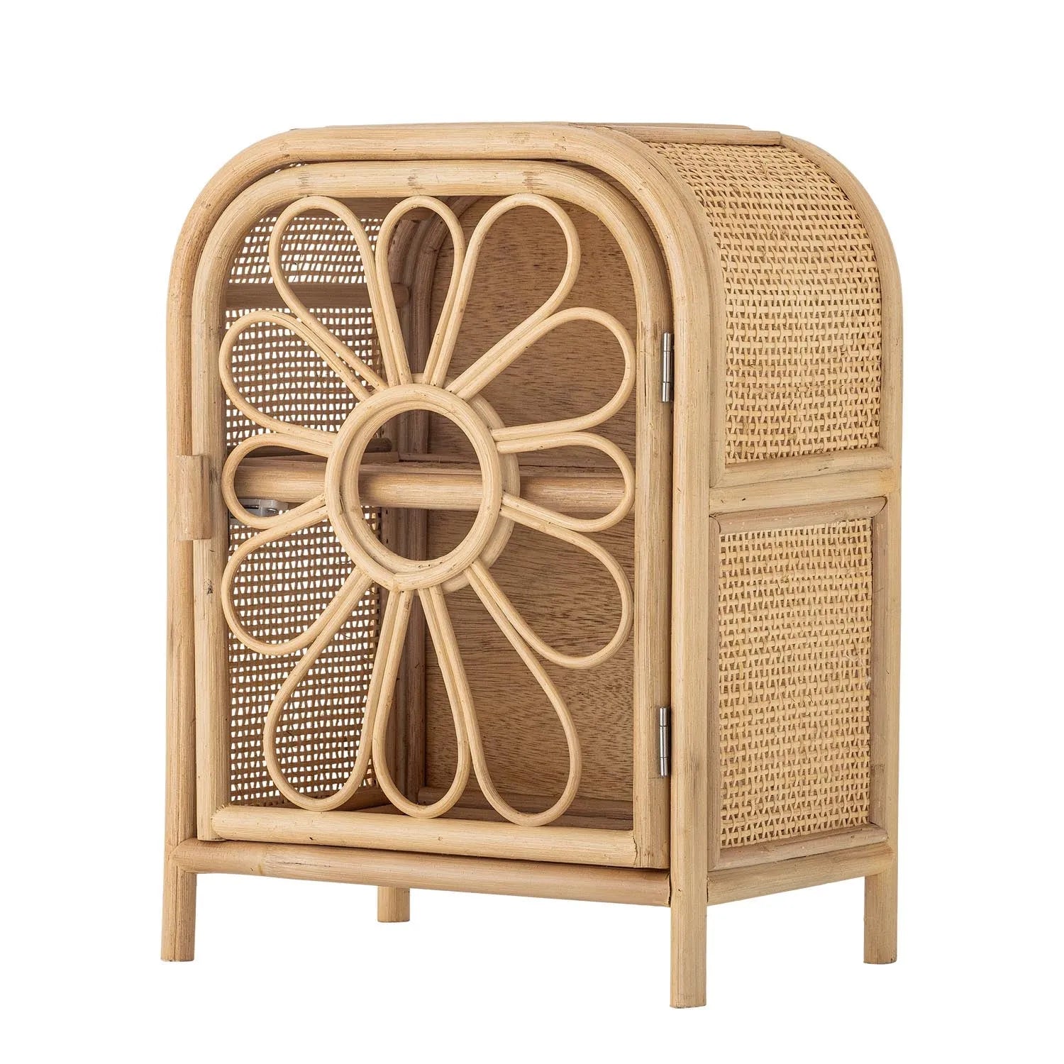 Ein verspieltes Rattan-Kabinett mit blumenförmiger Tür, ideal für Kinderzimmer, bietet stilvolle Aufbewahrung und skandinavischen Charme.