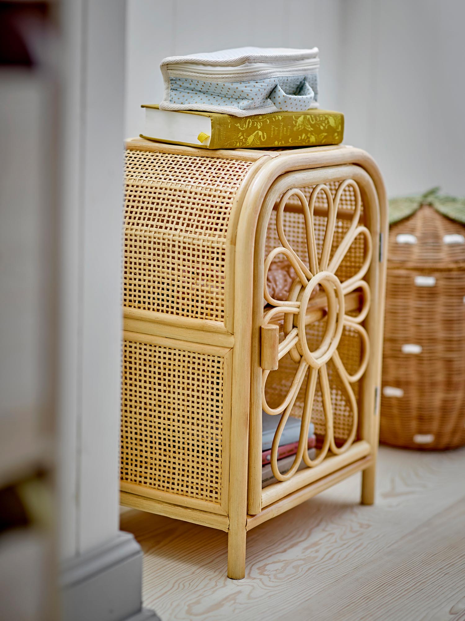Das Anuke Kabinett von Bloomingville Mini ist ein stilvolles Rattanmöbelstück, ideal für ein natürliches und gemütliches Kinderzimmer.