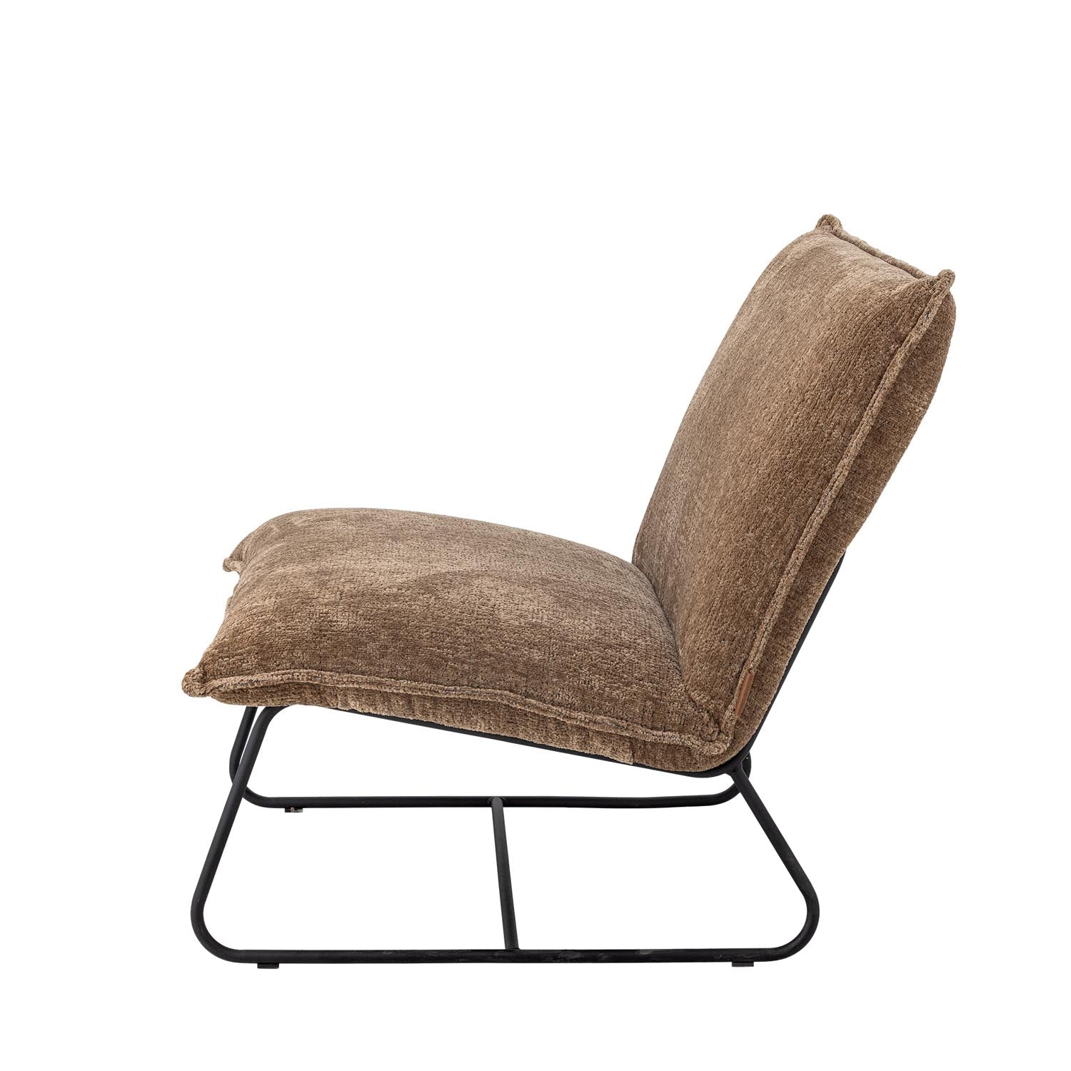 Eleganter Cape Loungesessel in Braun, gefertigt aus recyceltem Polyester, von Bloomingville – perfekt für nachhaltiges Wohnen.