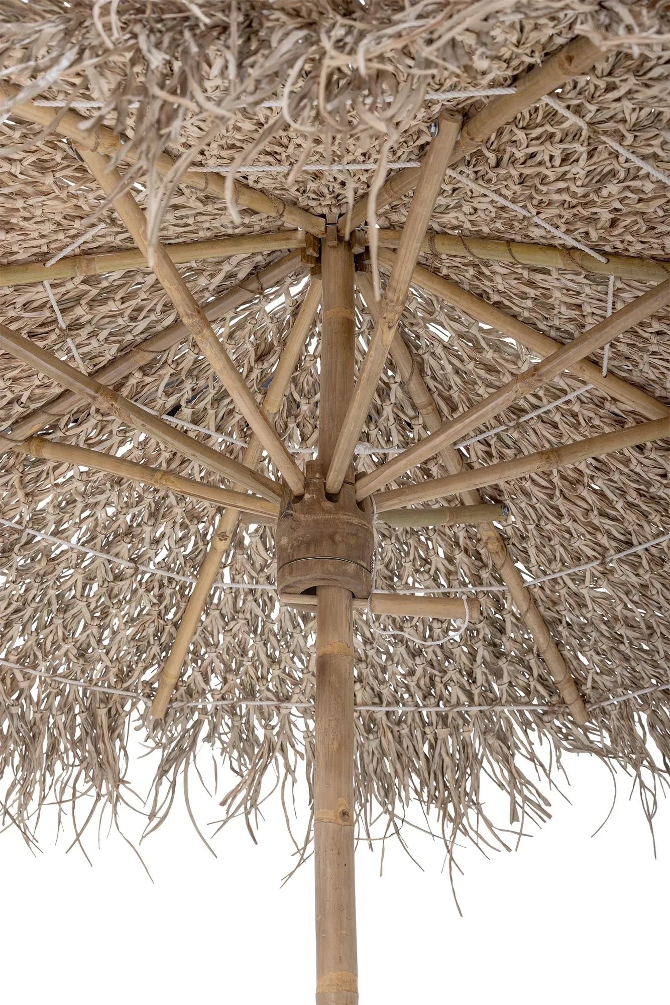 Stilvoller Sonnenschirm aus Bambus und Naturmaterialien, perfekt für sommerliche Momente im Garten oder auf der Terrasse.
