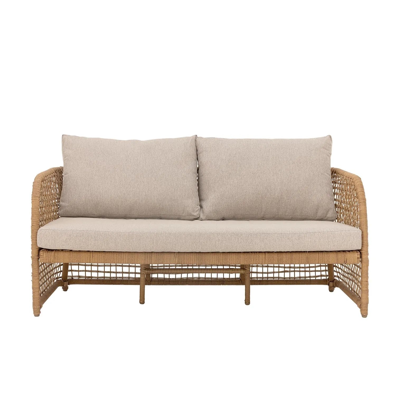 Das Penzano Sofa von Bloomingville: stilvolles Polyrattan-Design, wetterfest, mit weichen Kissen für Komfort im Garten.