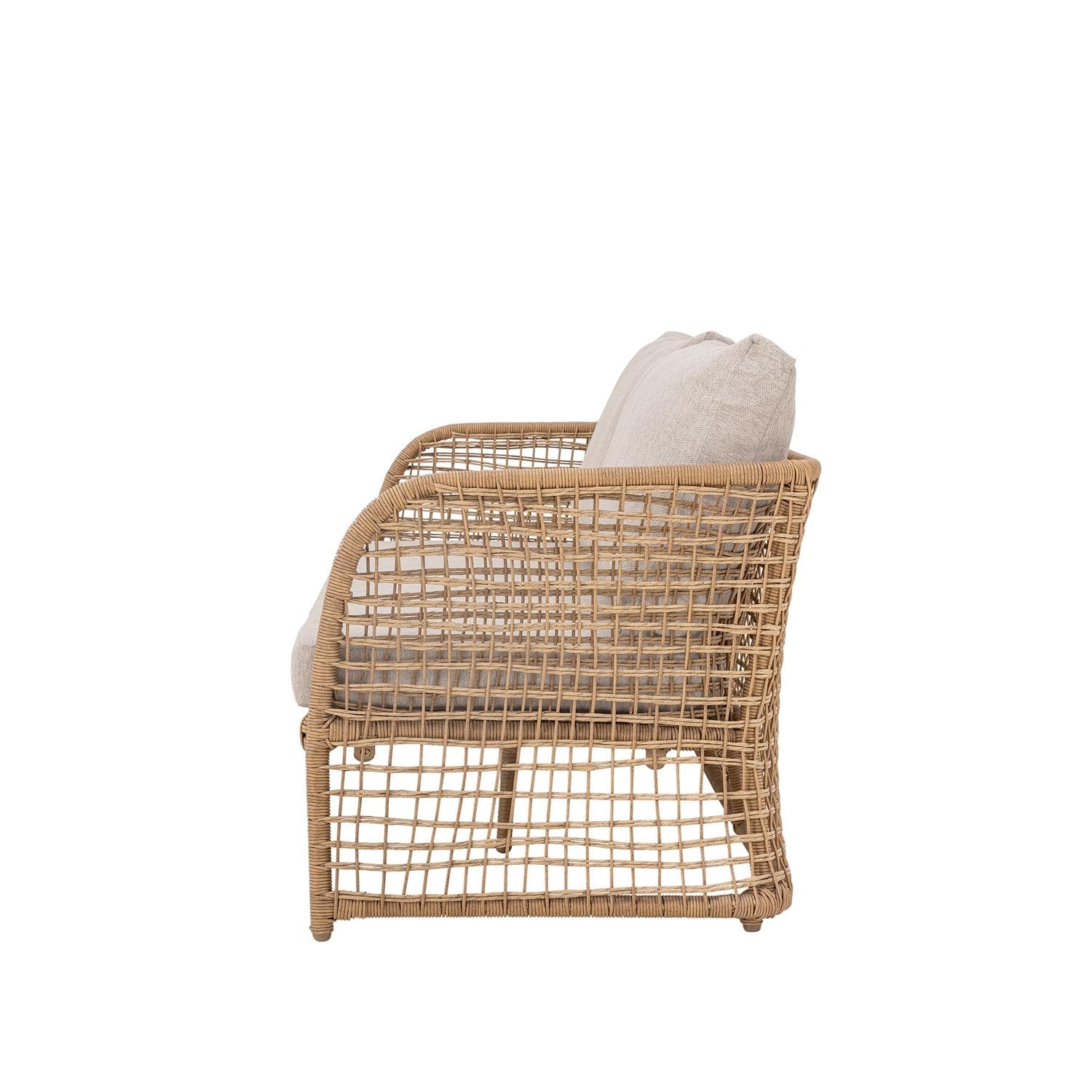 Das Penzano Sofa aus natürlichem Polyrattan von Bloomingville bietet stilvollen Komfort für drinnen und draußen.