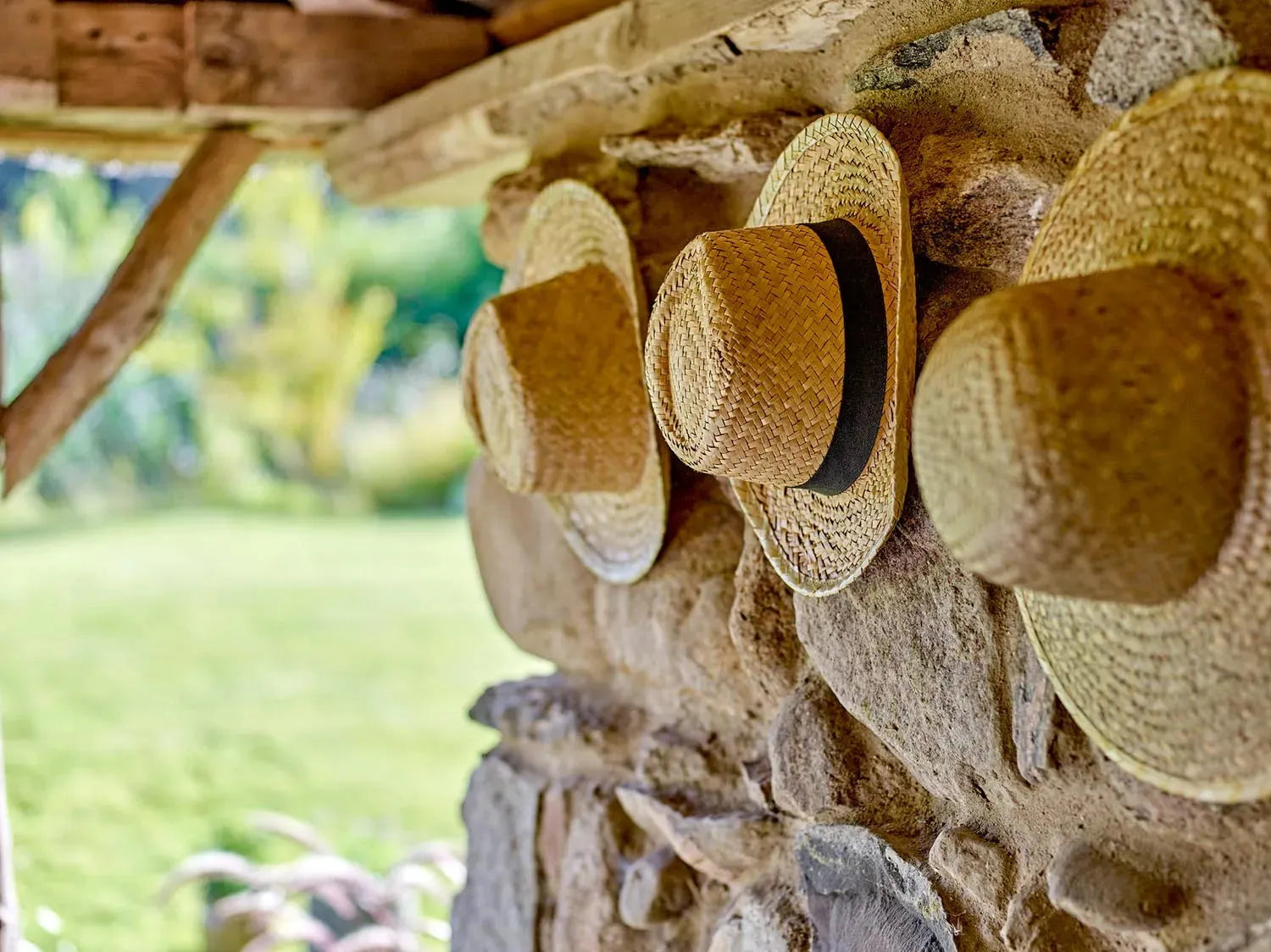 Filip Hut aus Naturmaterialien, handgefertigt aus Seegras, von Bloomingville. Perfekt für stilvolle, natürliche Dekoration.
