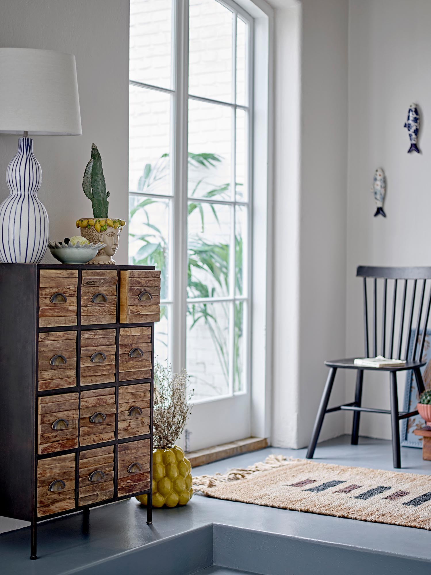 Stilvolle Wanddekoration aus blauem Steingut, dünn und elegant, von Creative Collection, perfekt für zeitgemäße Interieurs.