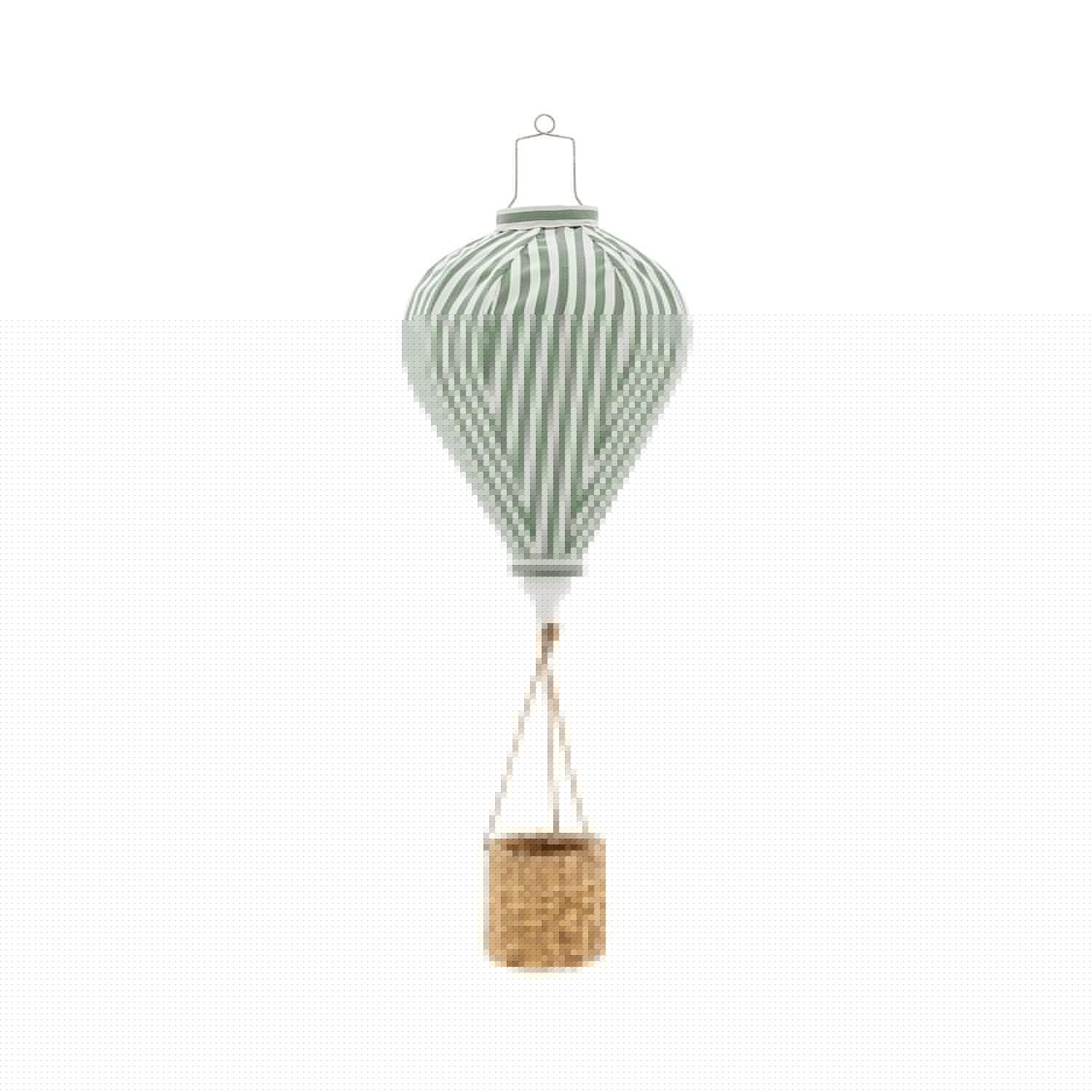 Das Pomp Mobile von Bloomingville MINI ist ein grüner Heißluftballon aus Polyester, der Kinderzimmer verzaubert.