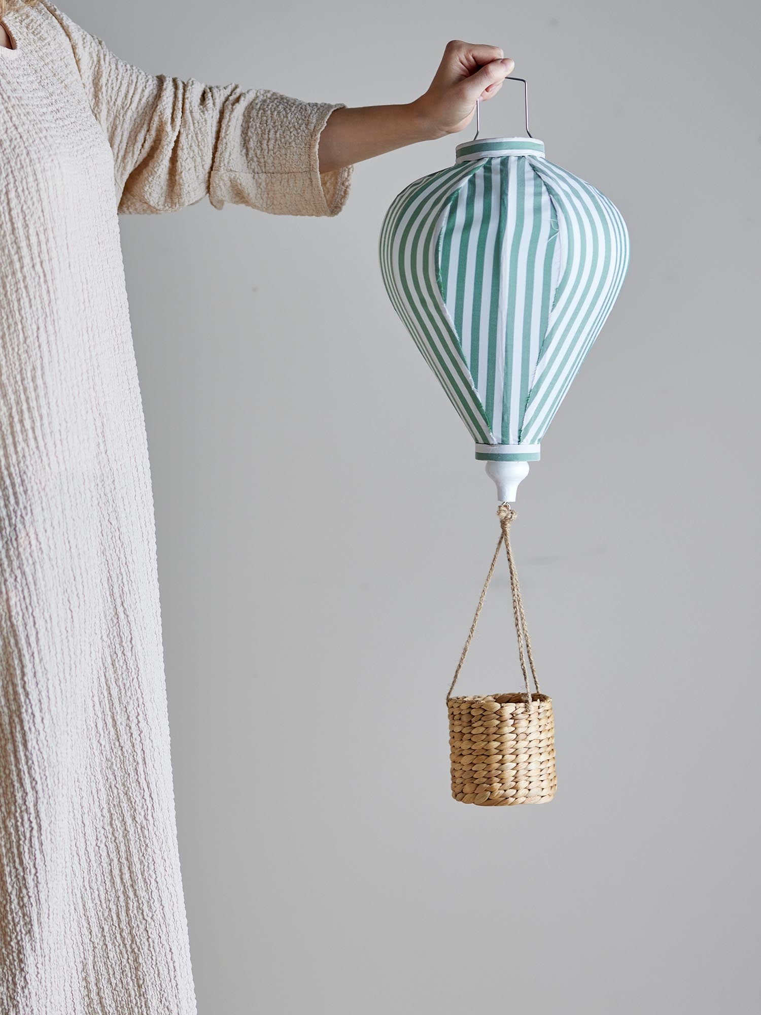 Ein zauberhaftes Heißluftballon-Mobile in sanftem Grün, das Kinderträume beflügelt und sanft im Raum schwebt.