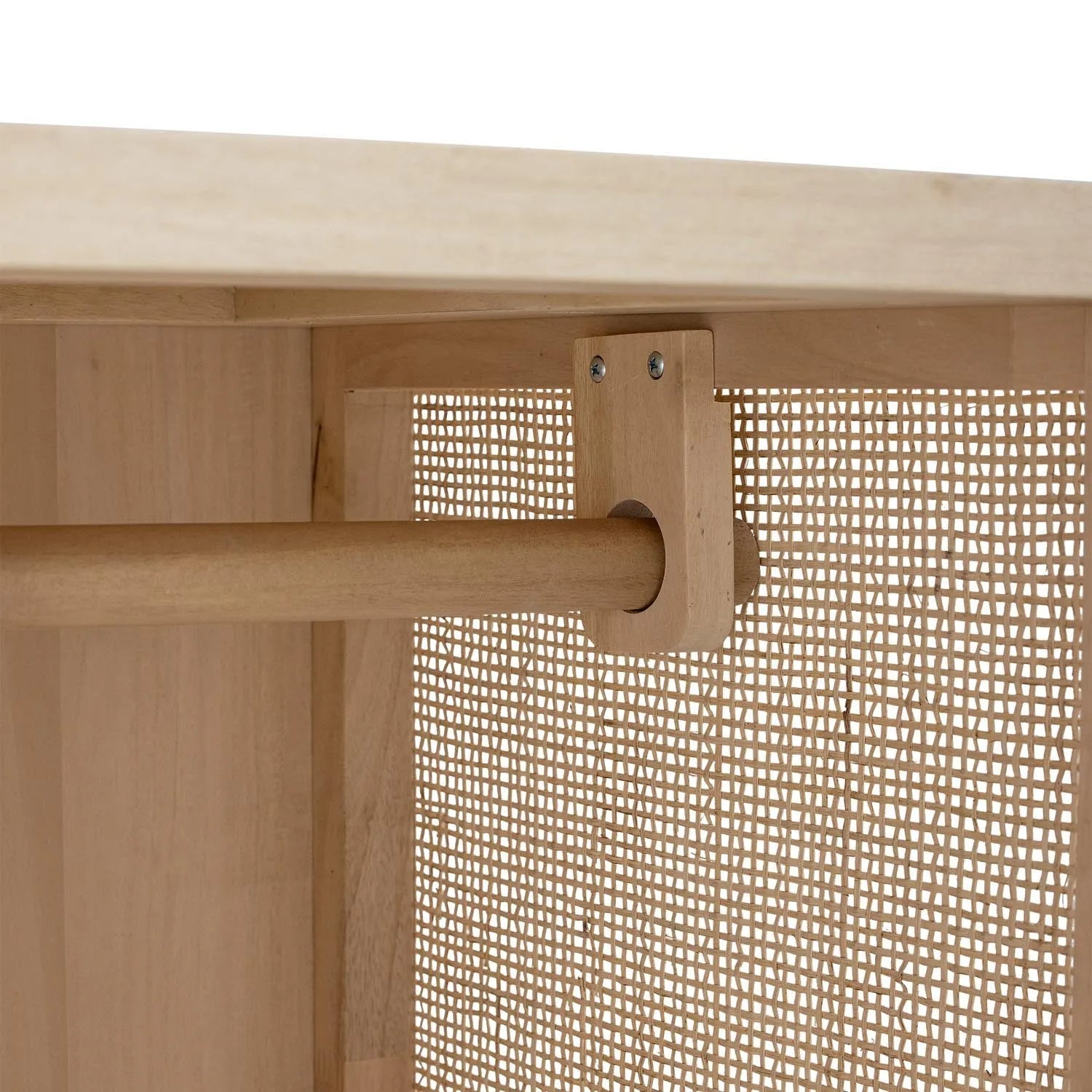 Das Marikka Kabinett aus FSC®-zertifiziertem Kiefernholz bietet nachhaltiges Design und natürliche Eleganz für Ihr Zuhause.