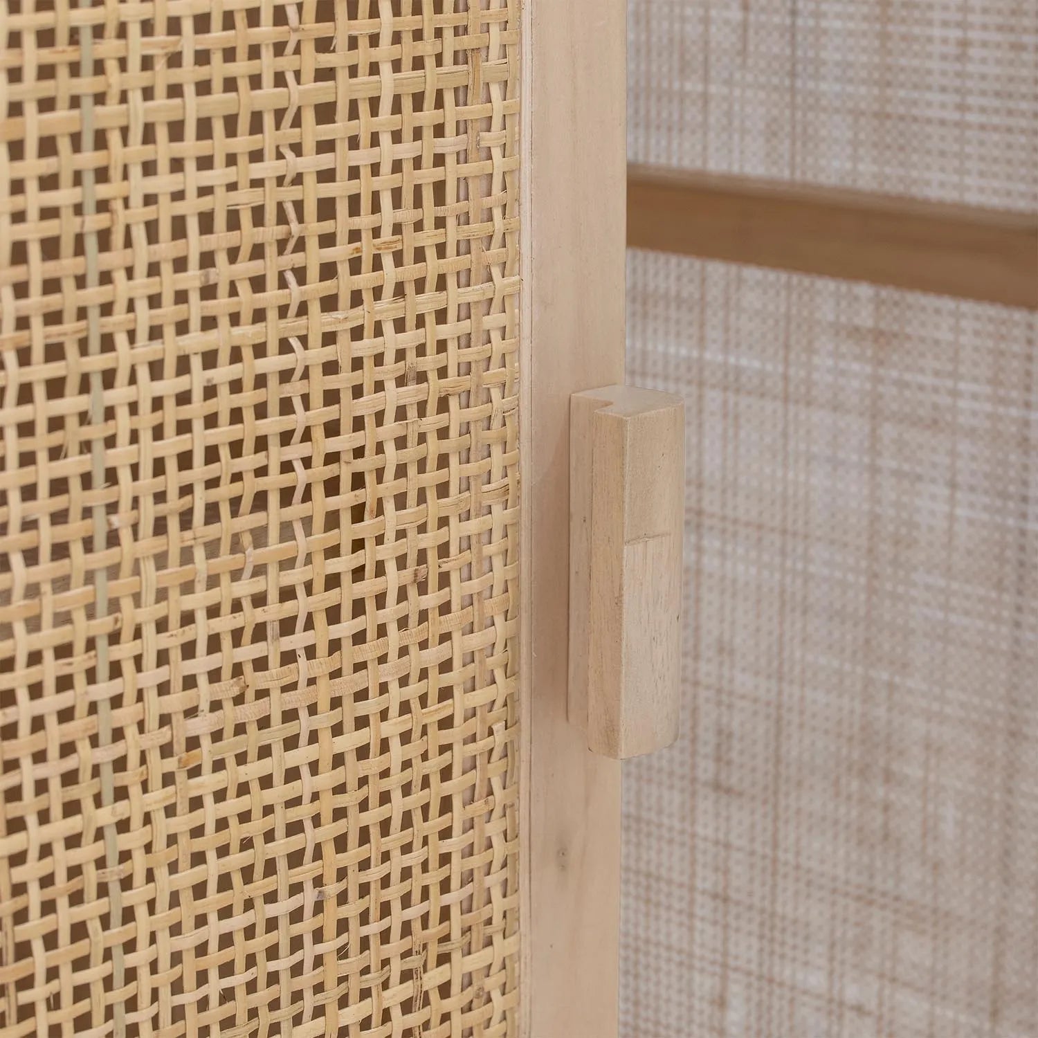 Das Marikka Kabinett aus FSC®-zertifiziertem Kiefernholz vereint Nachhaltigkeit und stilvolle Natürlichkeit für Ihr Interieur.