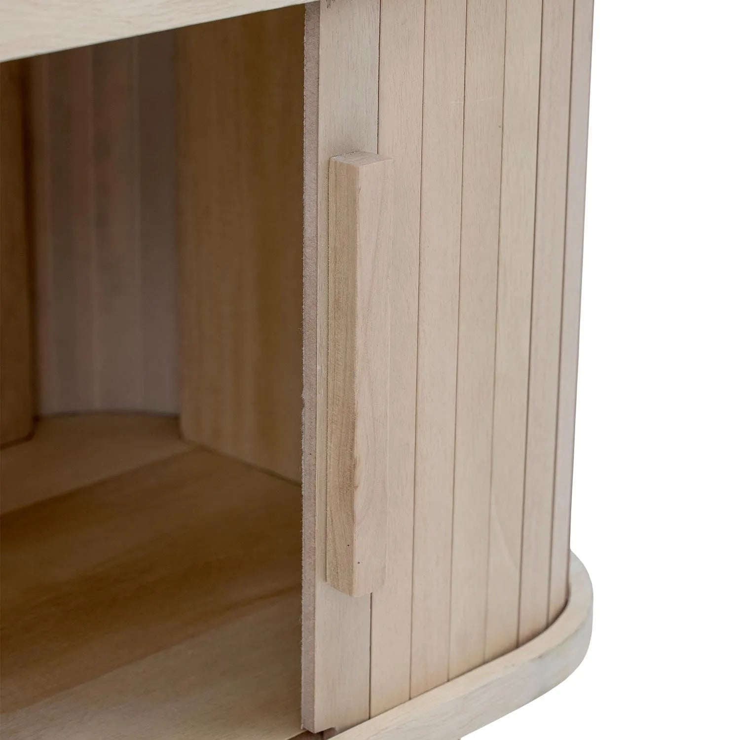 Das Lex Kabinett von Bloomingville aus FSC®-zertifiziertem Kiefernholz vereint Nachhaltigkeit mit skandinavischem Design.