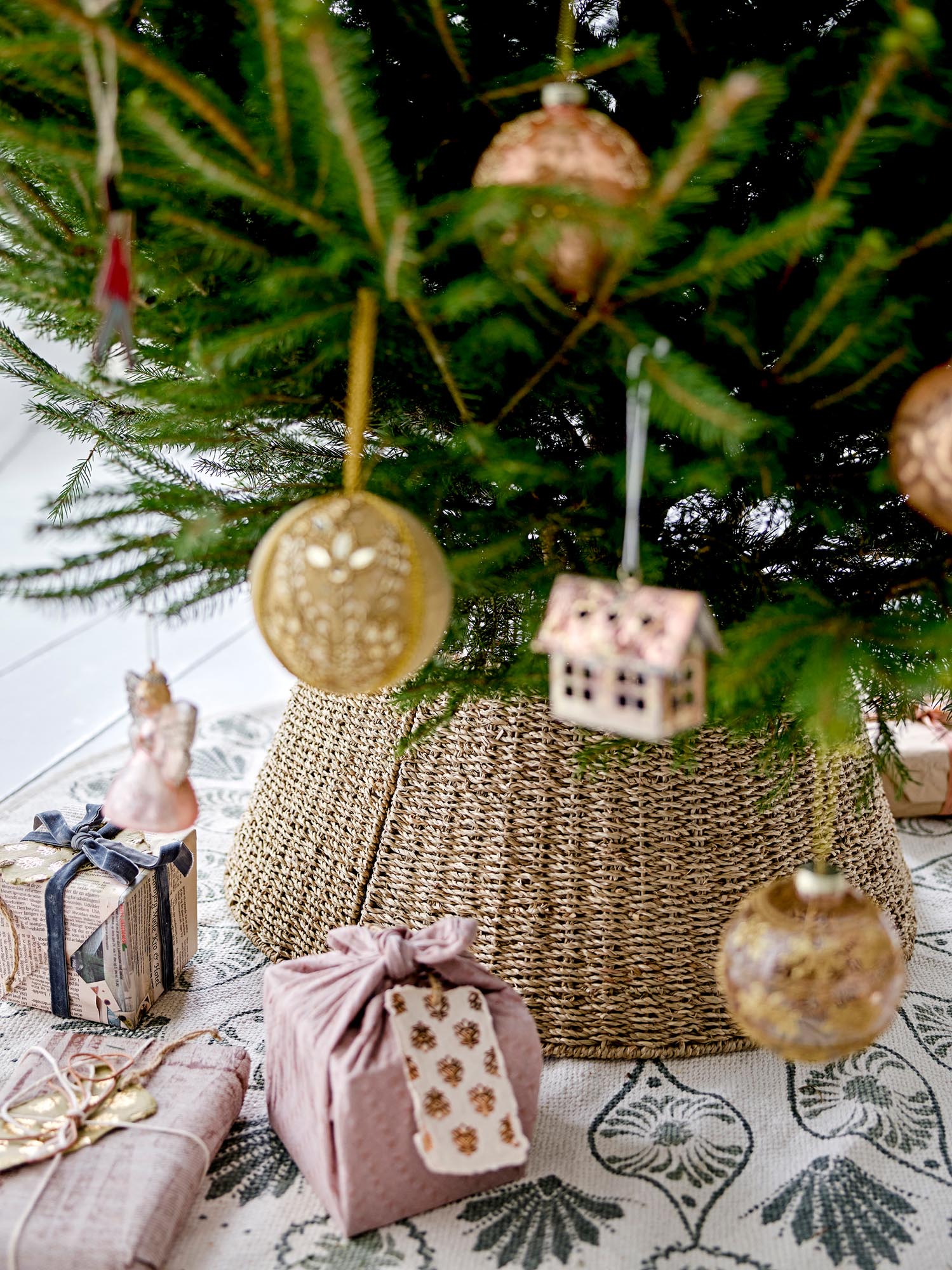 Elegante Seegras-Abdeckung für Weihnachtsbaumständer von Bloomingville.