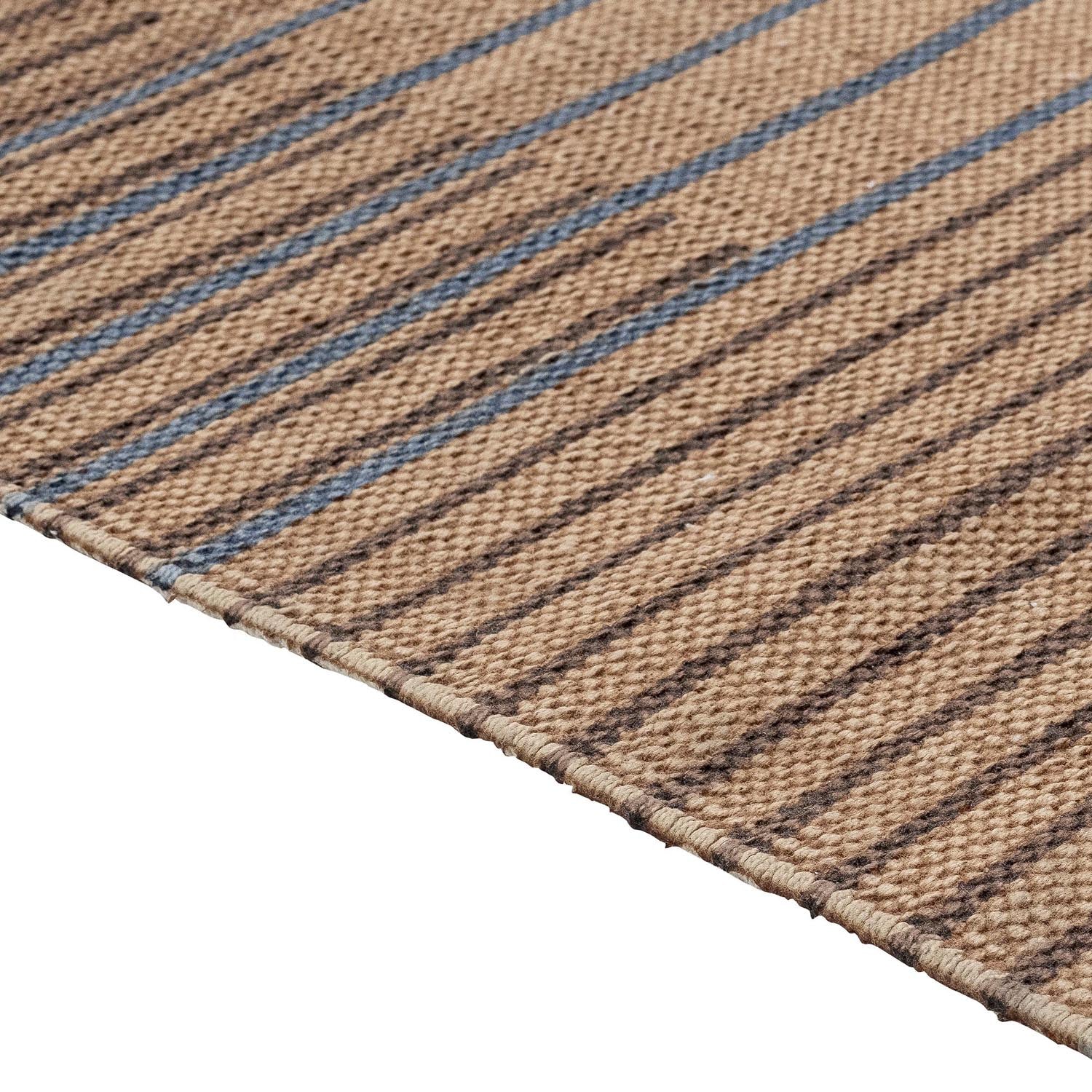 Entdecken Sie den Boon Teppich von Bloomingville – ein elegantes, braunes Baumwoll-Accessoire, das jedem Raum Wärme und Stil verleiht.