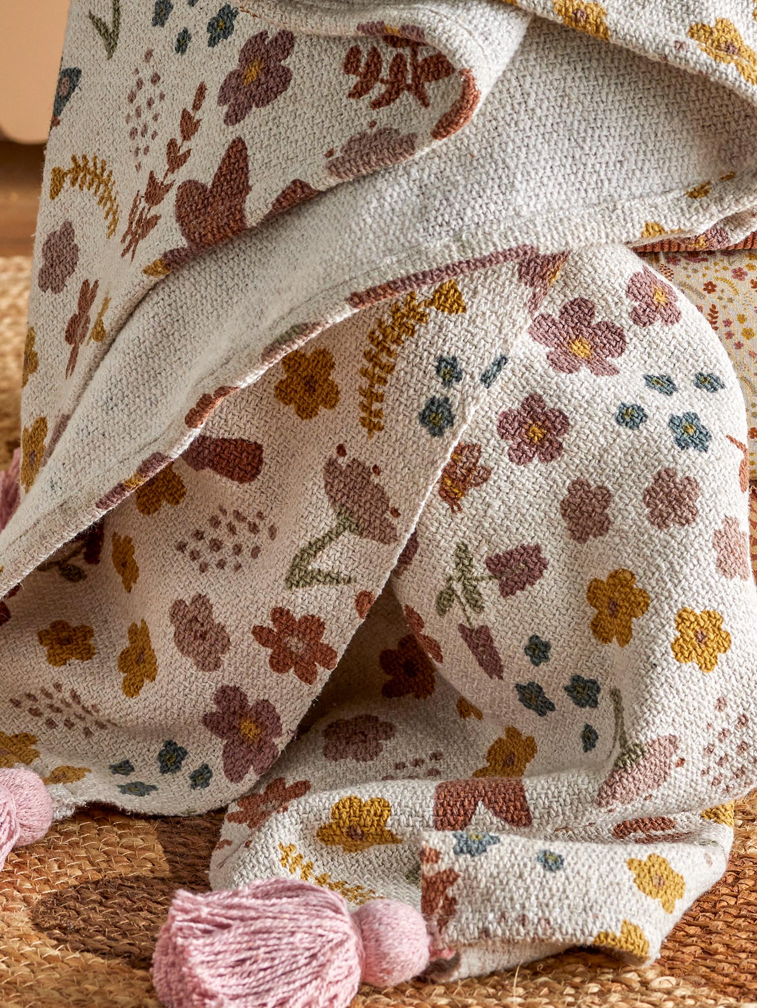 Weiche Decke aus recycelter Baumwolle in natürlichem Design, ideal für Kinderzimmer, nachhaltig und stilvoll von Bloomingville Mini.