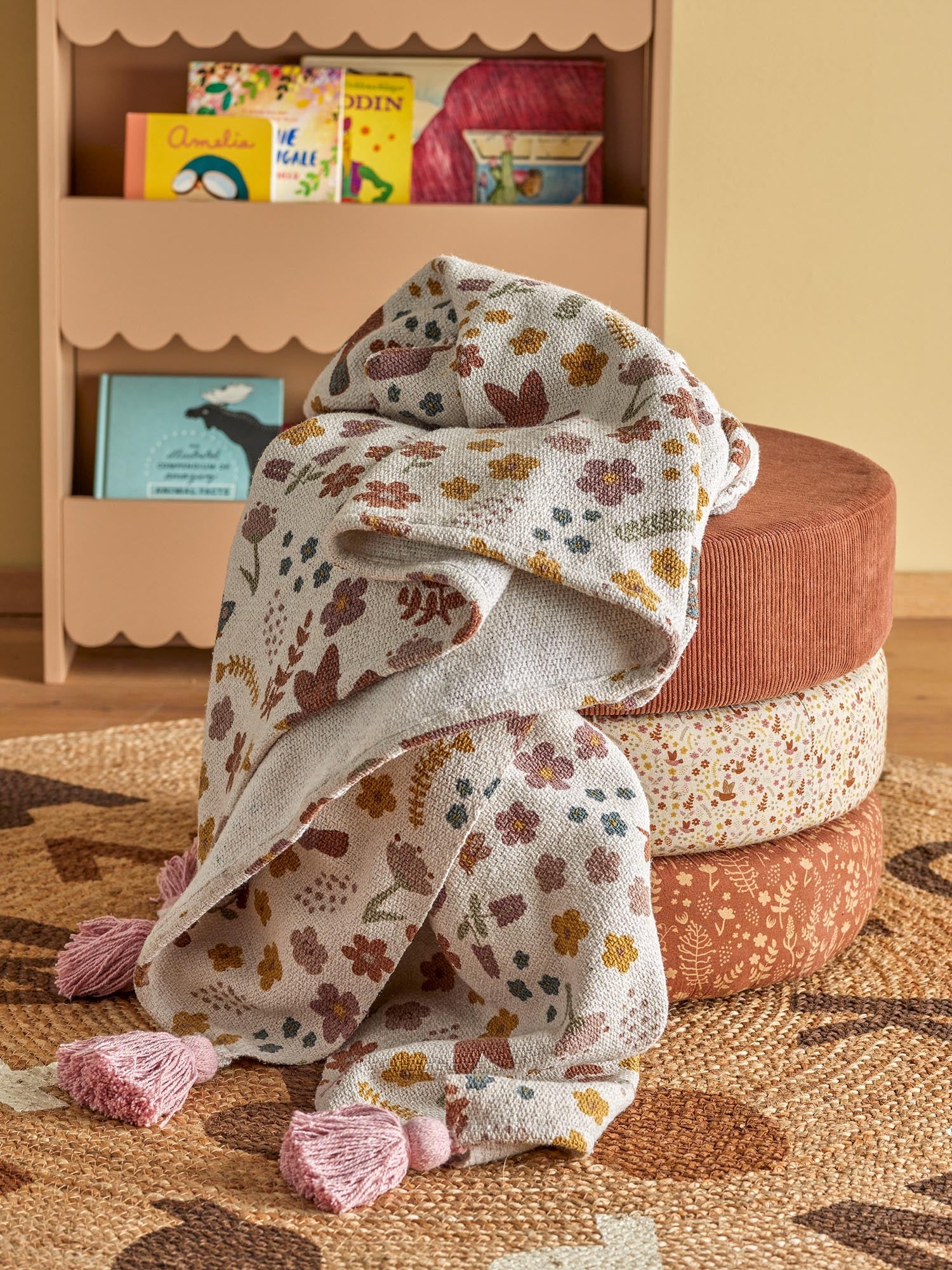 Nachhaltige Decke aus recycelter Baumwolle, natürliches Design, weich und perfekt für das Kinderzimmer von Bloomingville Mini.