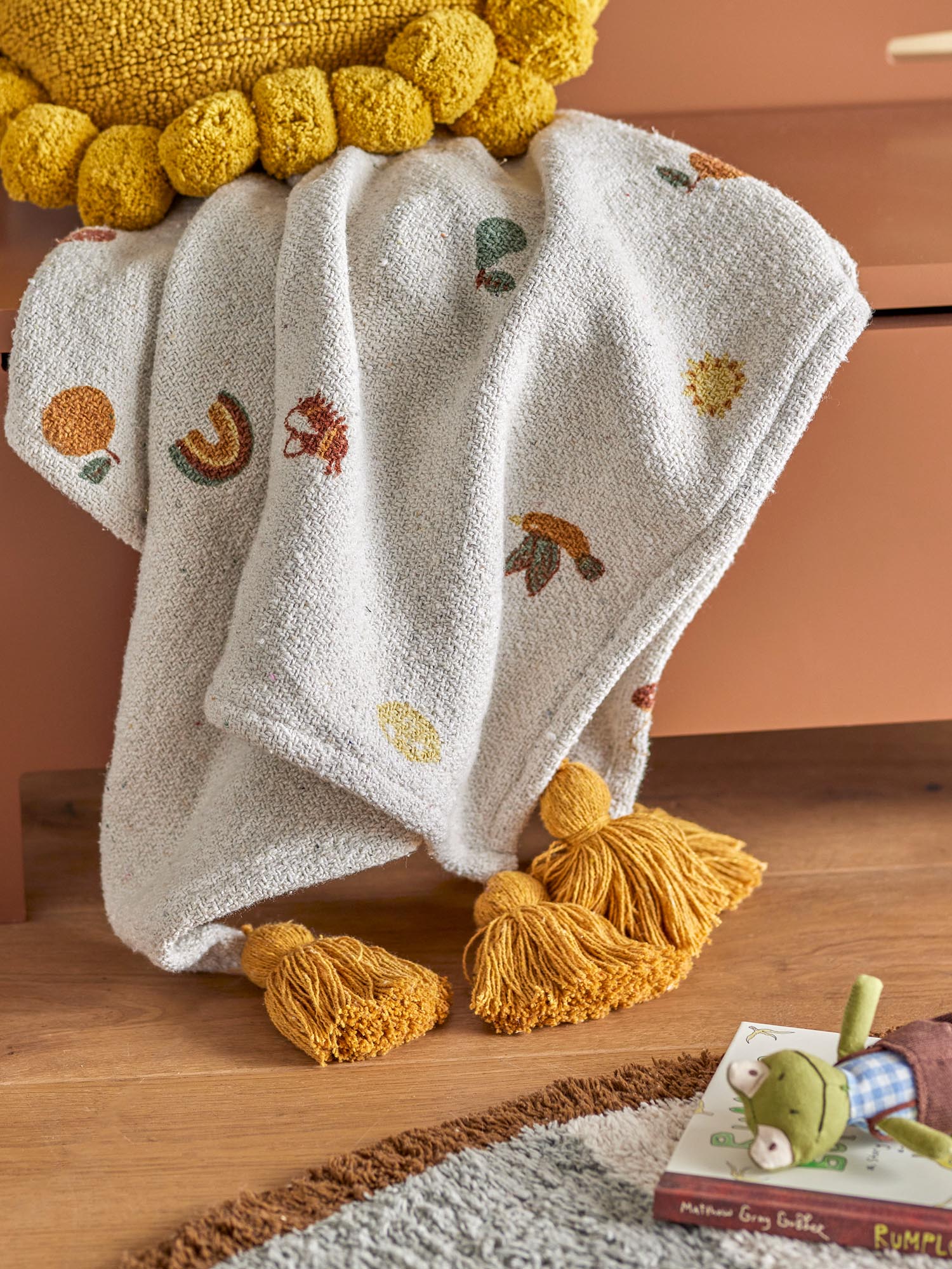 Die Agnes Decke von Bloomingville Mini aus recycelter Baumwolle in Naturtönen ist nachhaltig, weich und ideal für Kinder.