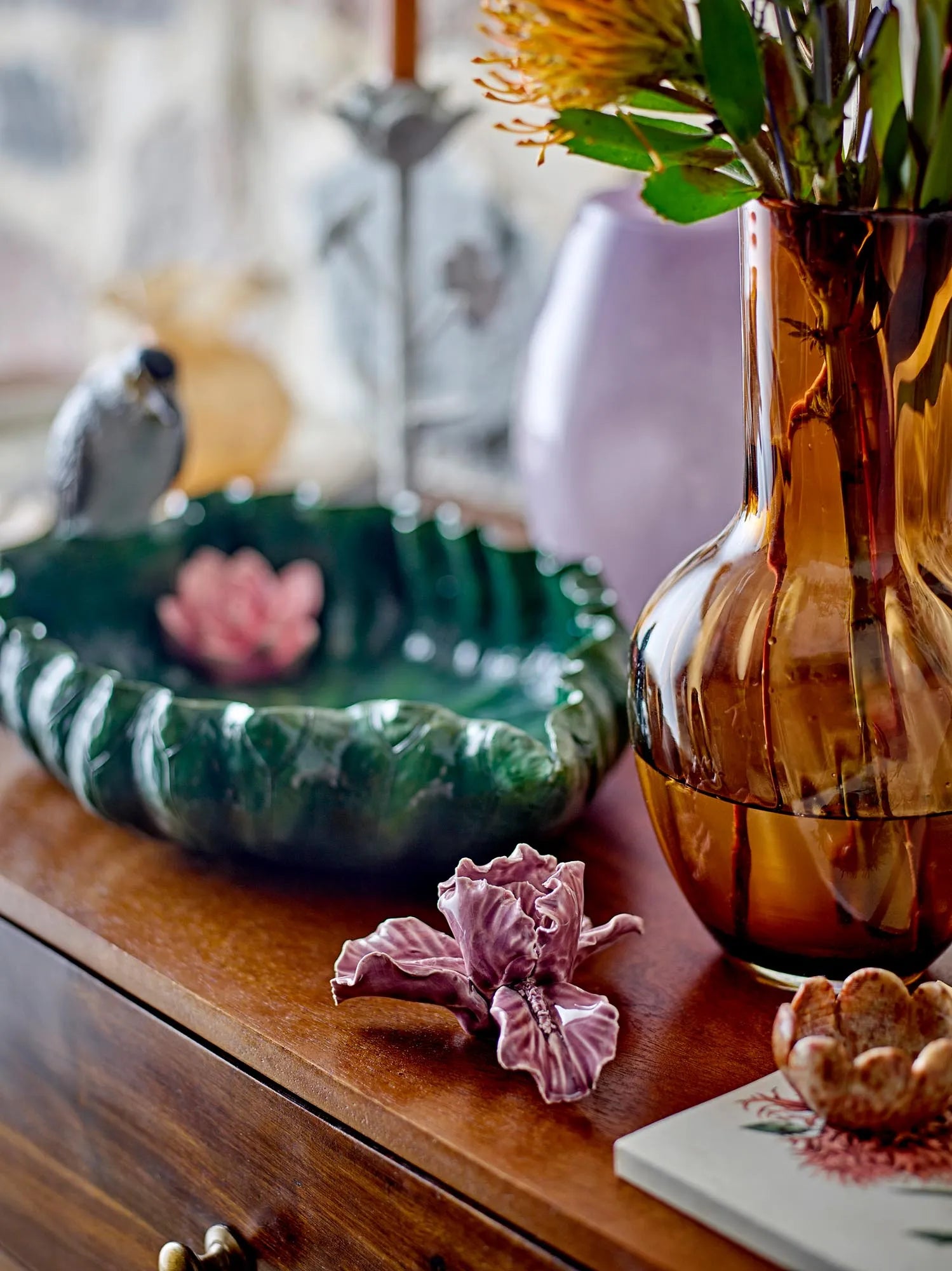 Eleganter Reiko Teelichthalter aus braunem Marmor: Set aus drei handgefertigten Blumen, vielseitig als Kerzenhalter oder Schmucktablett.