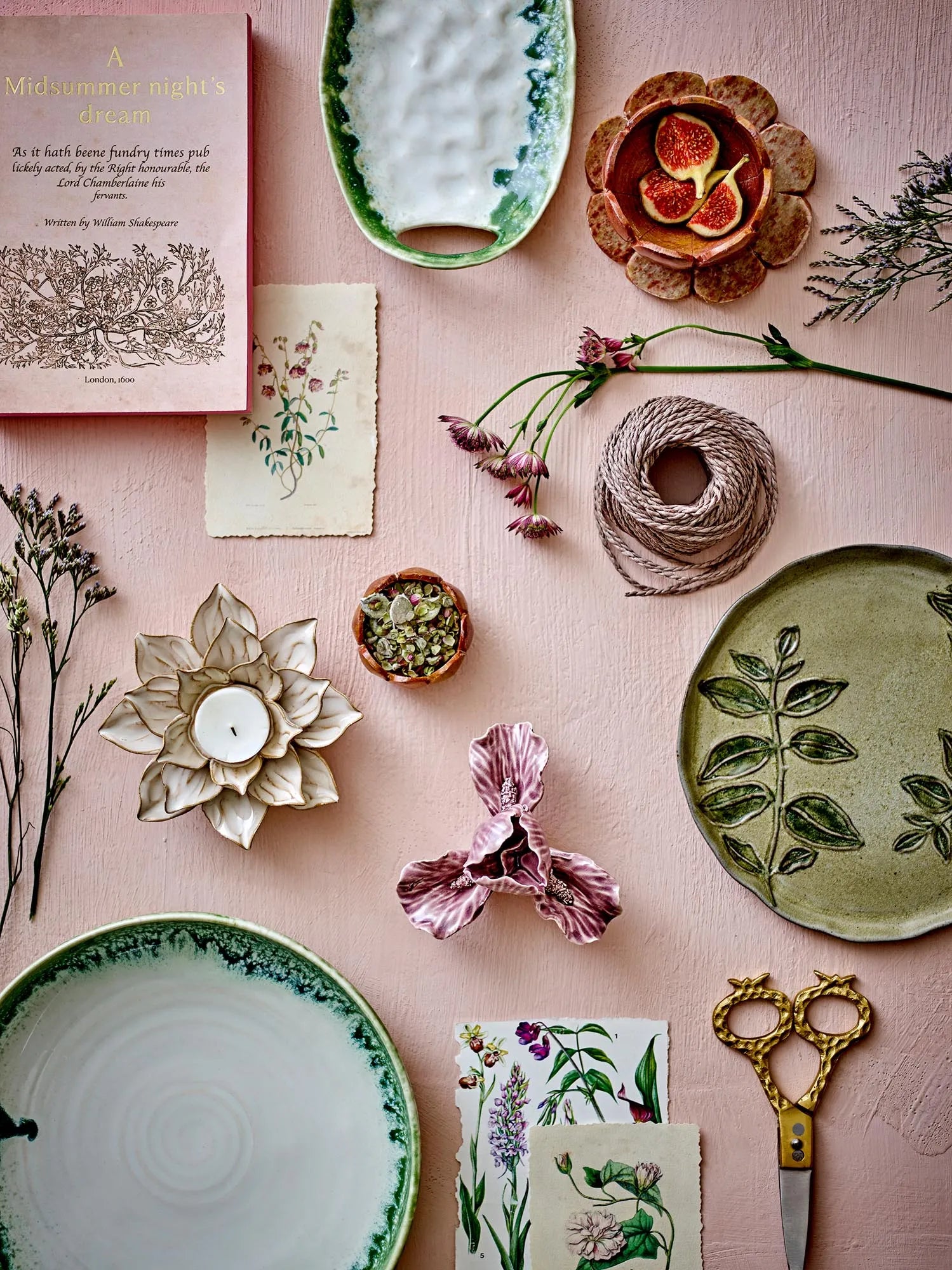 Eleganter Reiko Teelichthalter aus braunem Marmor: Set aus drei handgefertigten Blumen, vielseitig als Kerzenhalter oder Schmucktablett.