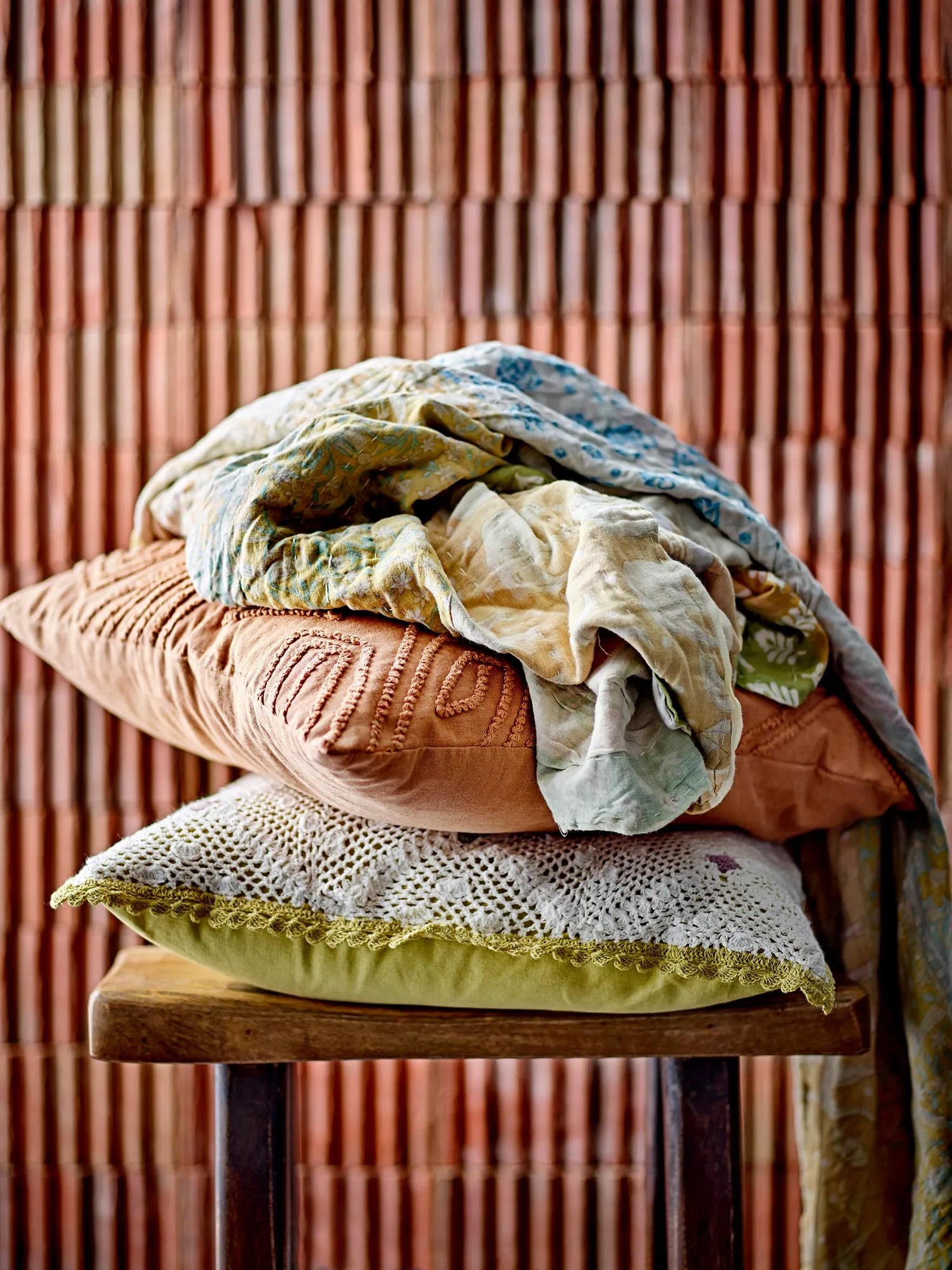 Die Sari Quilt Decke in Gelb von Bloomingville vereint recycelte Baumwolle mit traditioneller Kantha-Nähkunst.