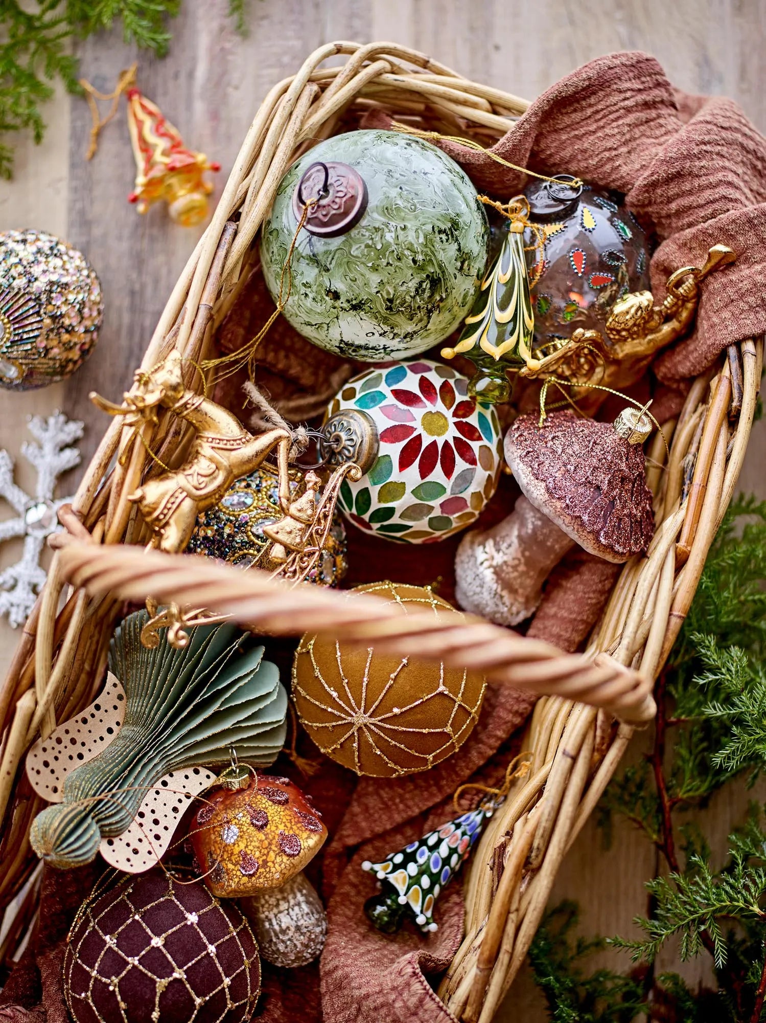 Ein handgefertigtes, grünes Glasornament mit gelbem Muster, das Eleganz und skandinavischen Charme ausstrahlt.