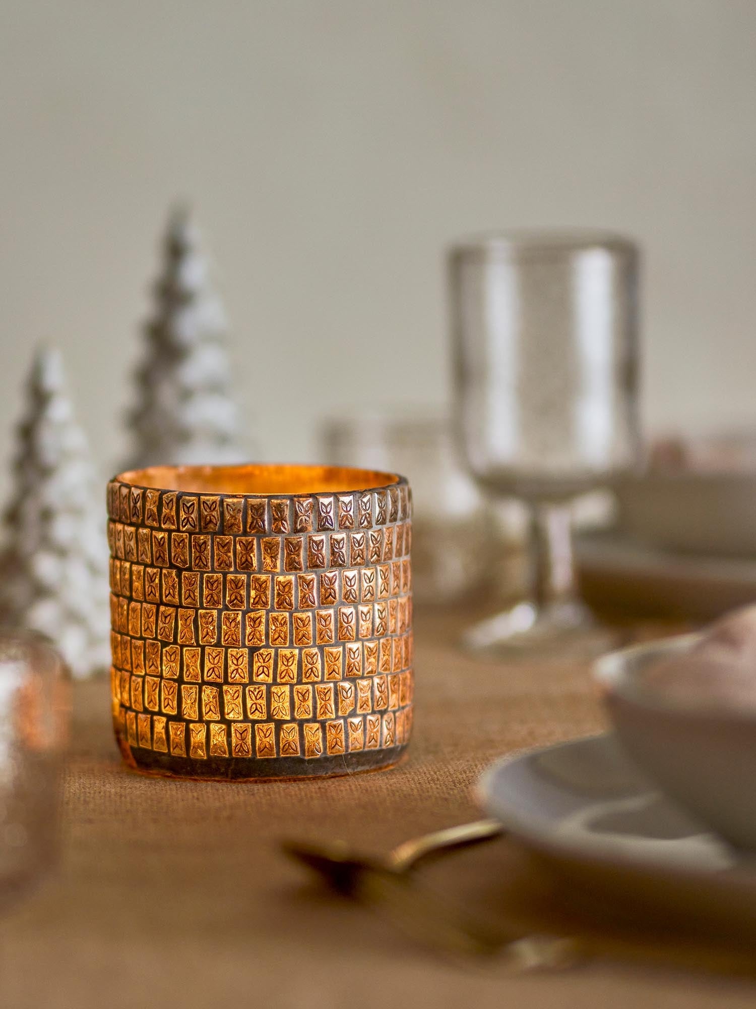 Der Federika Teelichthalter aus recyceltem Glas in Gold vereint Eleganz und Umweltbewusstsein für stimmungsvolle Lichtakzente.
