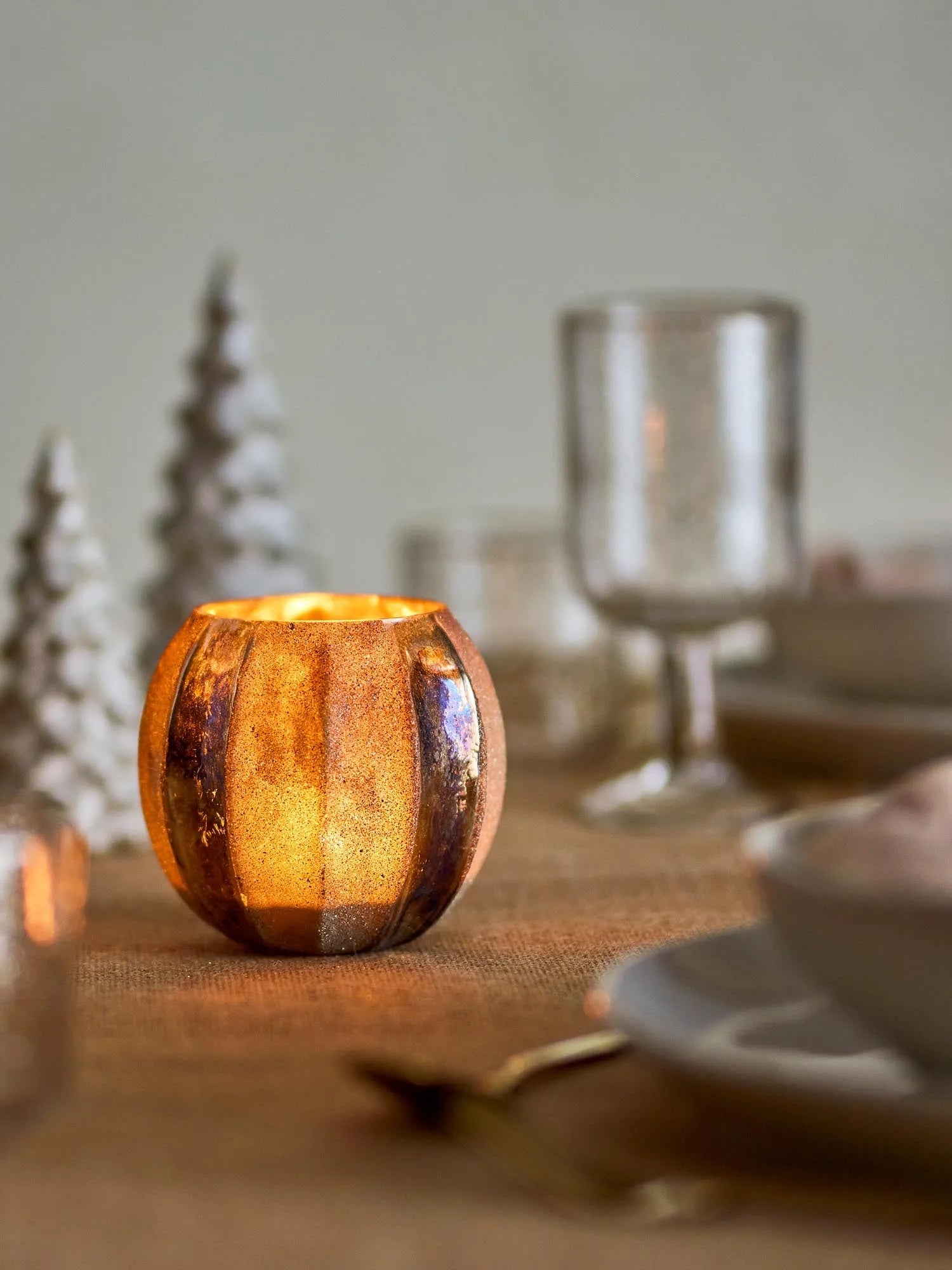 Eleganter Teelichthalter aus recyceltem Glas mit goldenen Akzenten, der Licht in schimmernde Eleganz verwandelt.