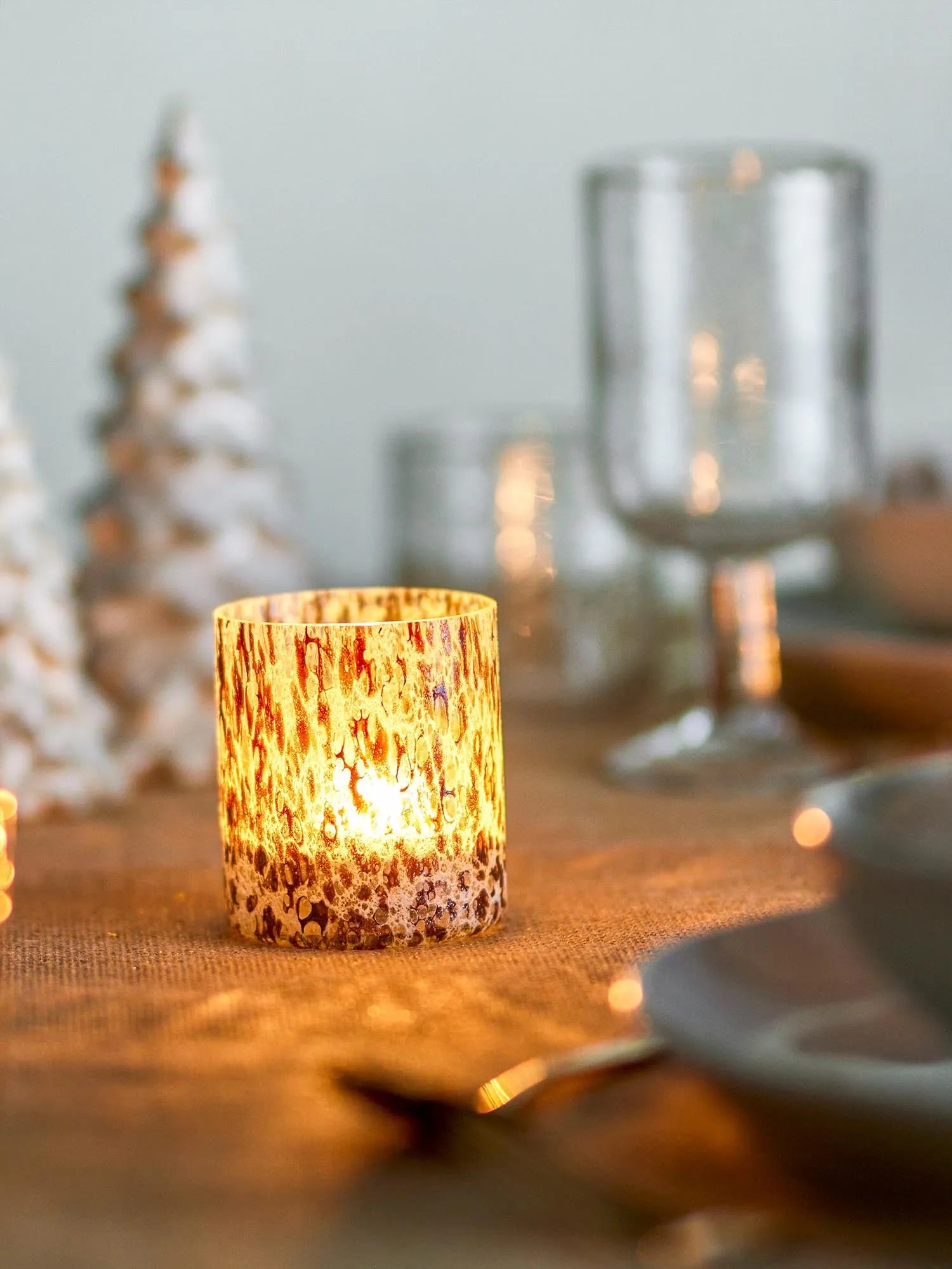 Eleganter Teelichthalter aus recyceltem Glas in warmem Braun, der Vintage-Charme und Nachhaltigkeit vereint.