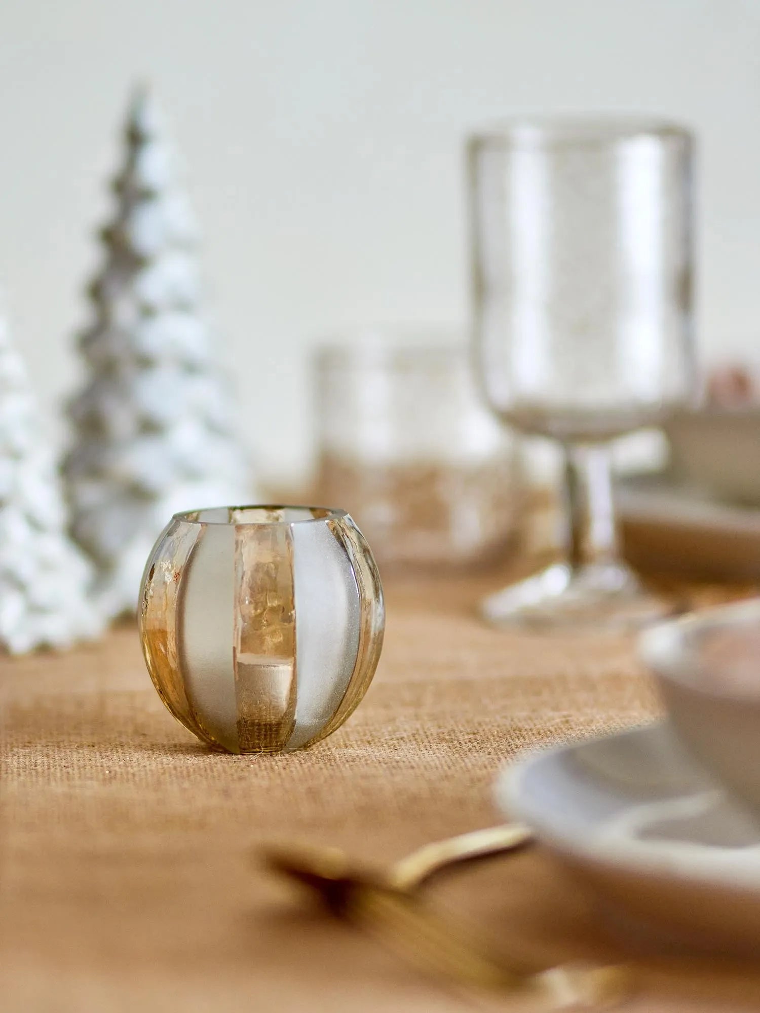 Der Felisia Teelichthalter aus recyceltem Glas in Gold von Bloomingville vereint Eleganz und Nachhaltigkeit für ein stilvolles Ambiente.