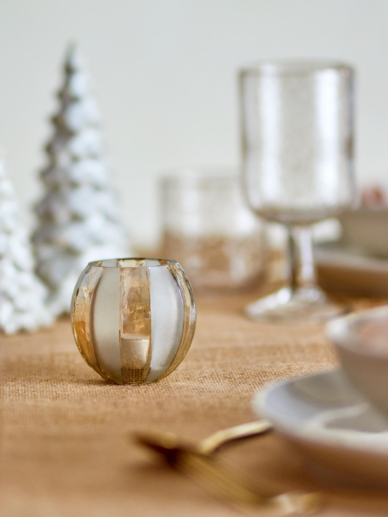 Eleganter Teelichthalter aus recyceltem Glas in Gold von Bloomingville, ideal für stimmungsvolle Beleuchtung.